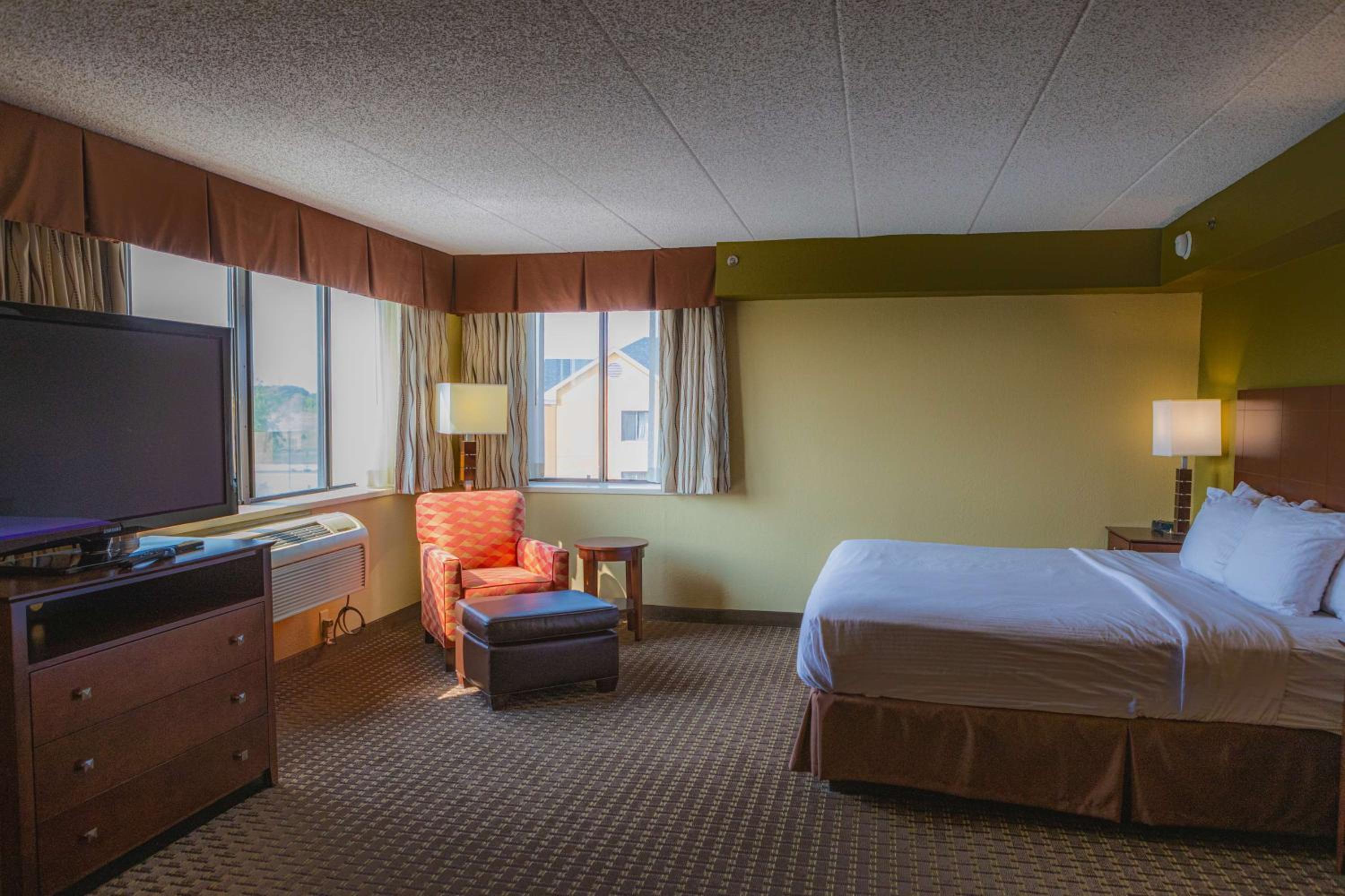 King Suite - Non-Smoking - Photo 1