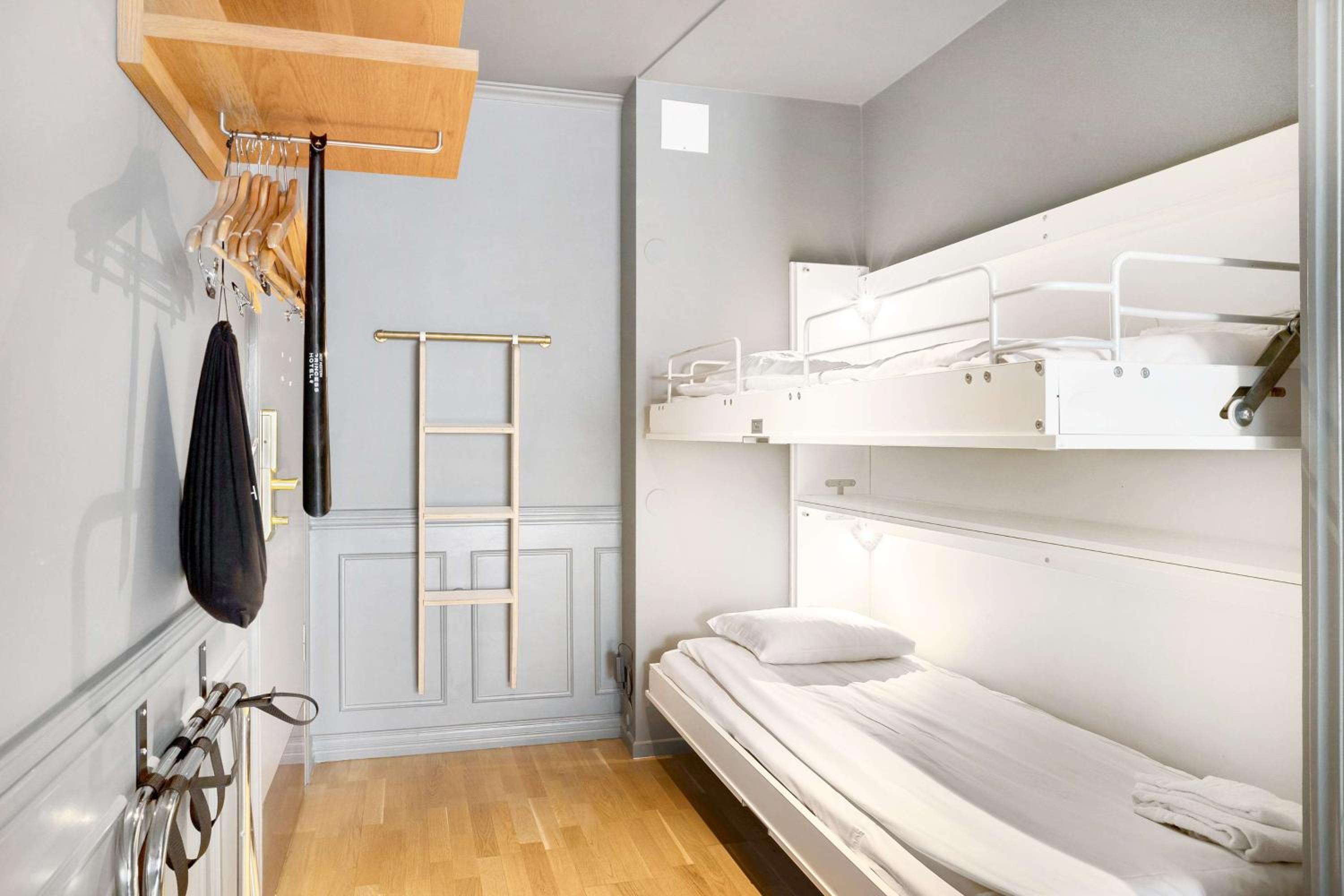 Family Room with One King Bed and One Bunk Bed - Non-Smoking - Photo 11