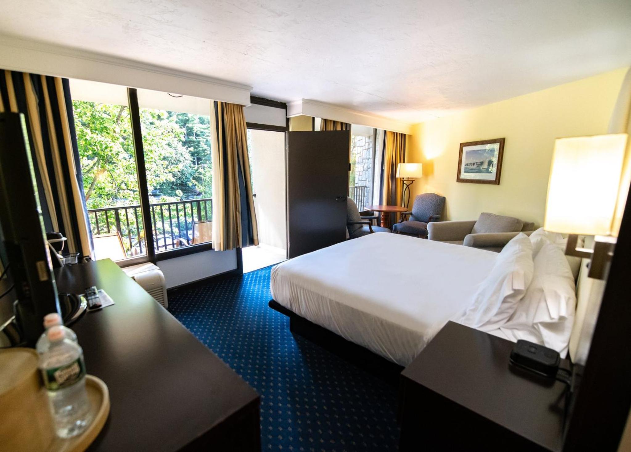 Standard King Room with Balcony - Photo 2