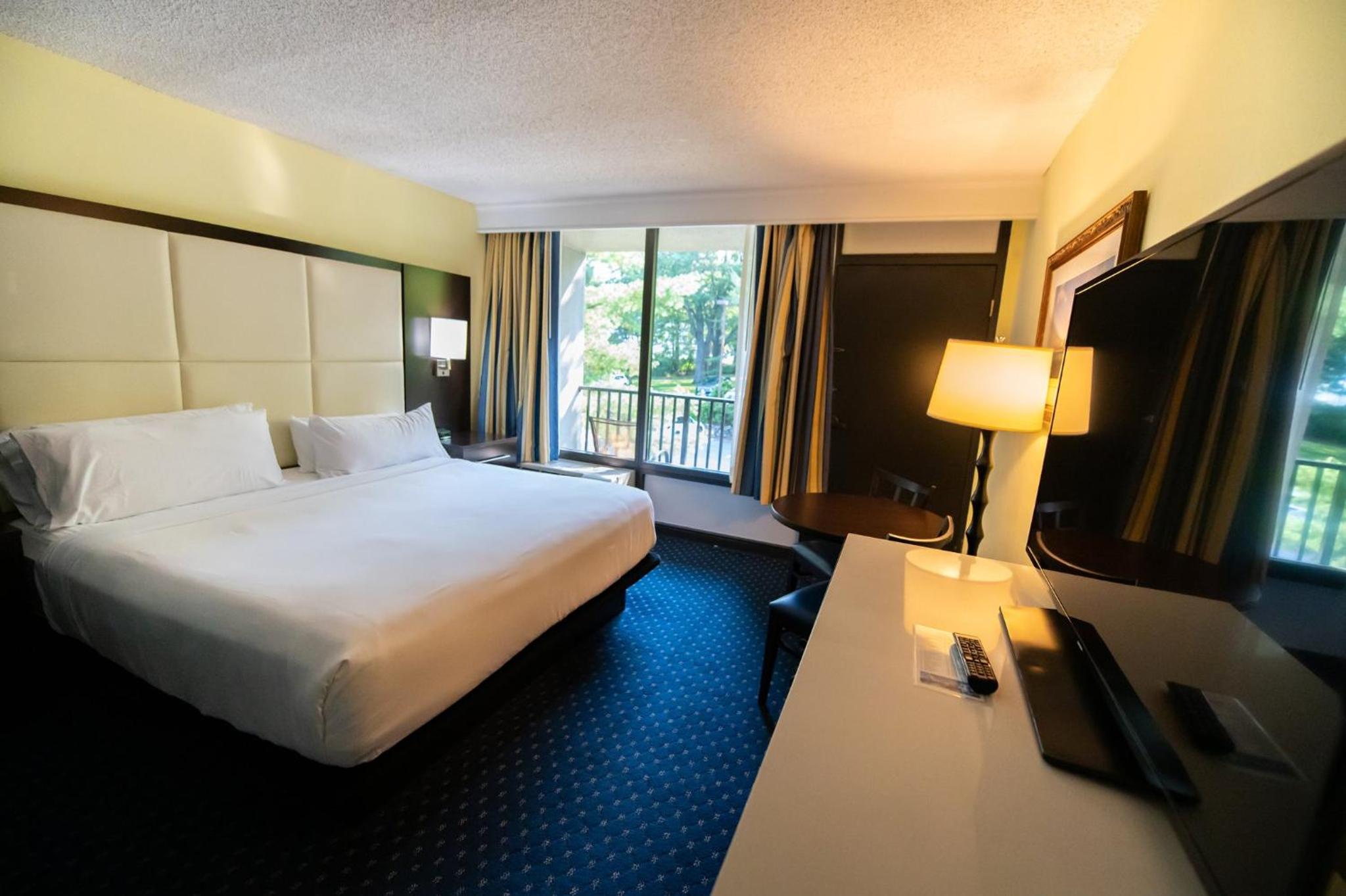 Standard King Room with Balcony and Single Sofa Bed - Photo 5