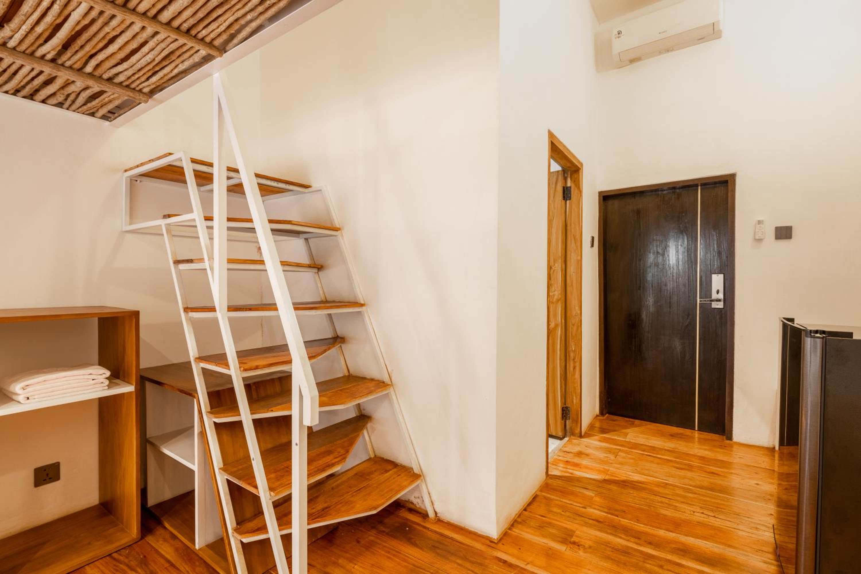 Studio - Split Level - Photo 6