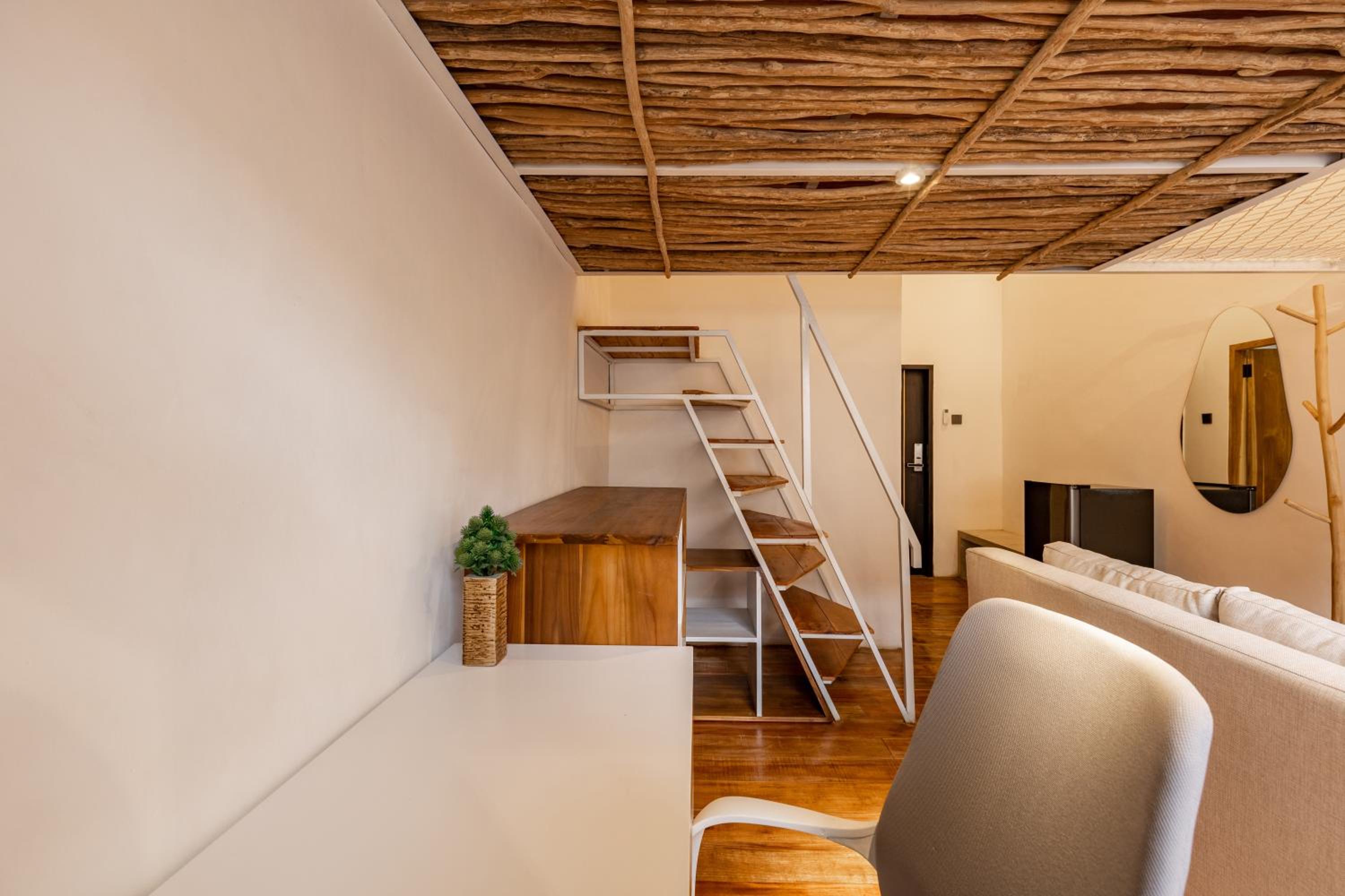 Studio - Split Level - Photo 19