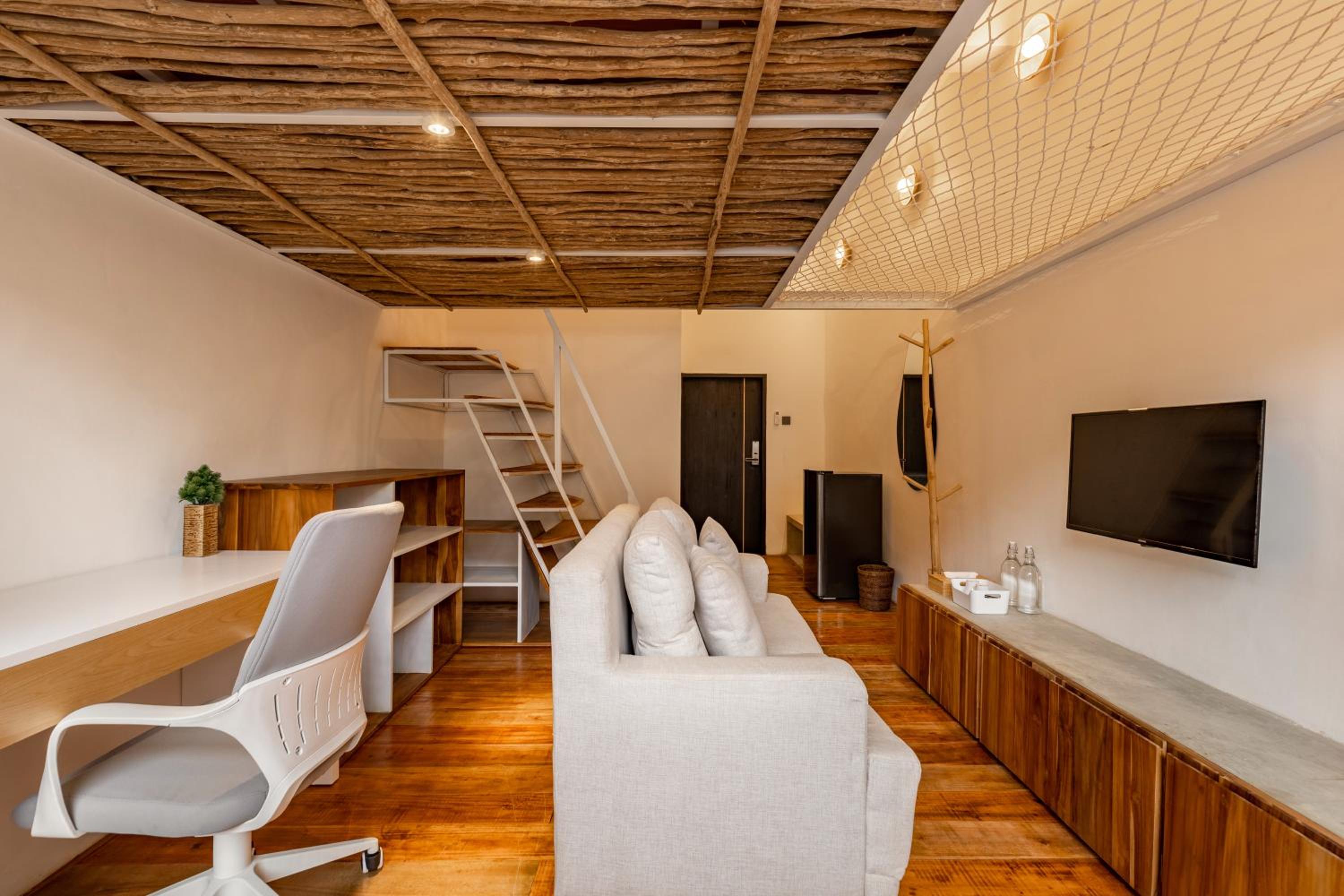 Studio - Split Level - Photo 18