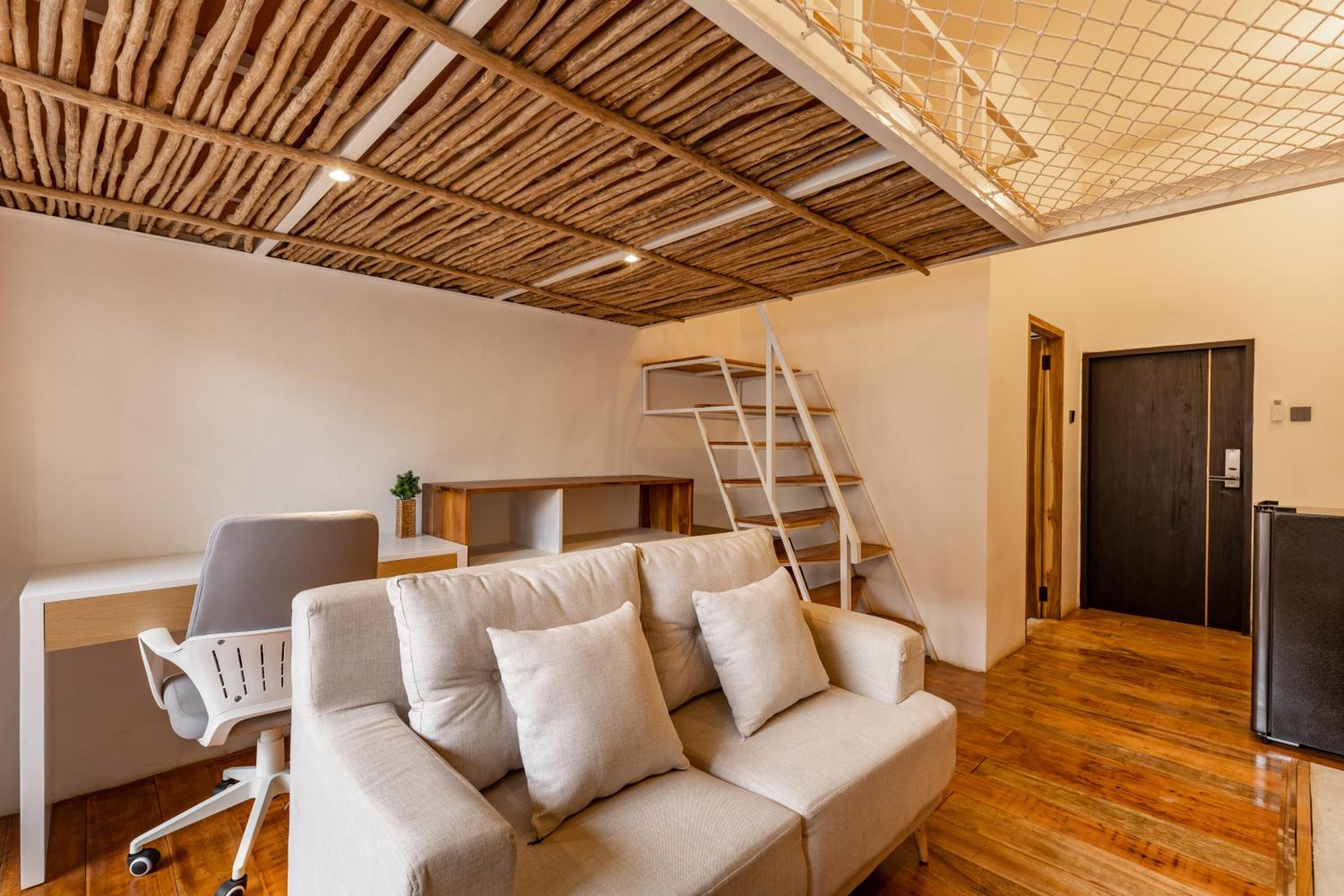 Studio - Split Level - Photo 16