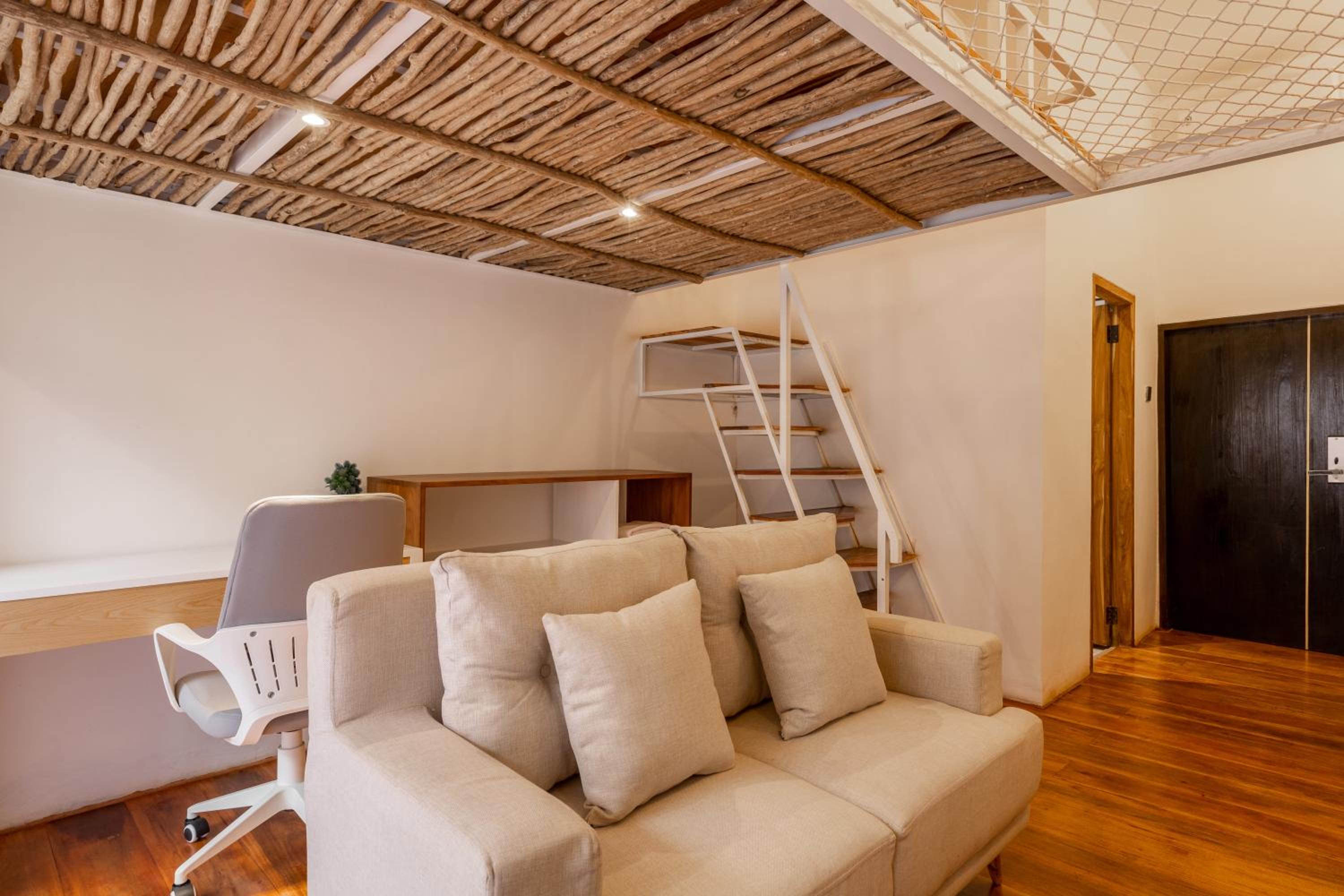 Studio - Split Level - Photo 8