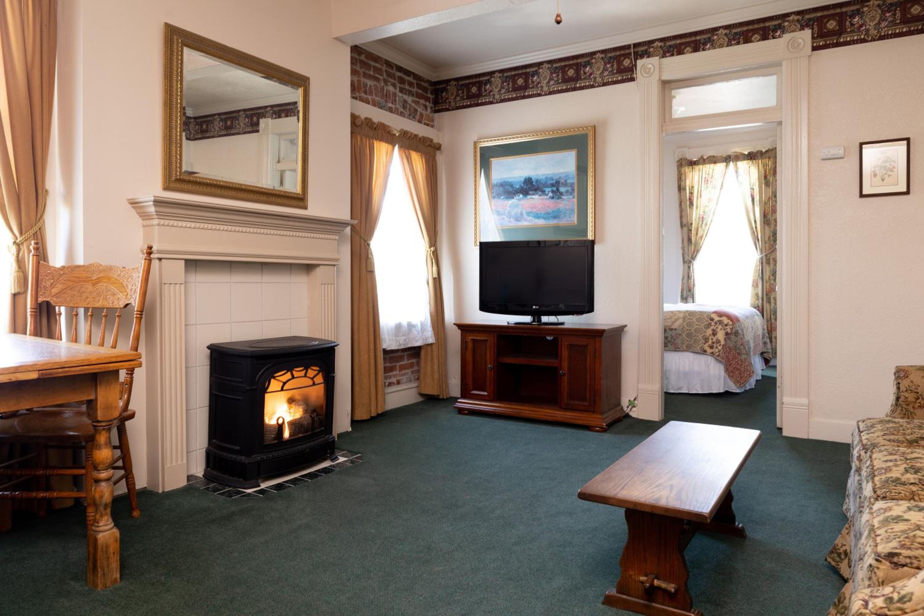 Deluxe King Suite photo 2