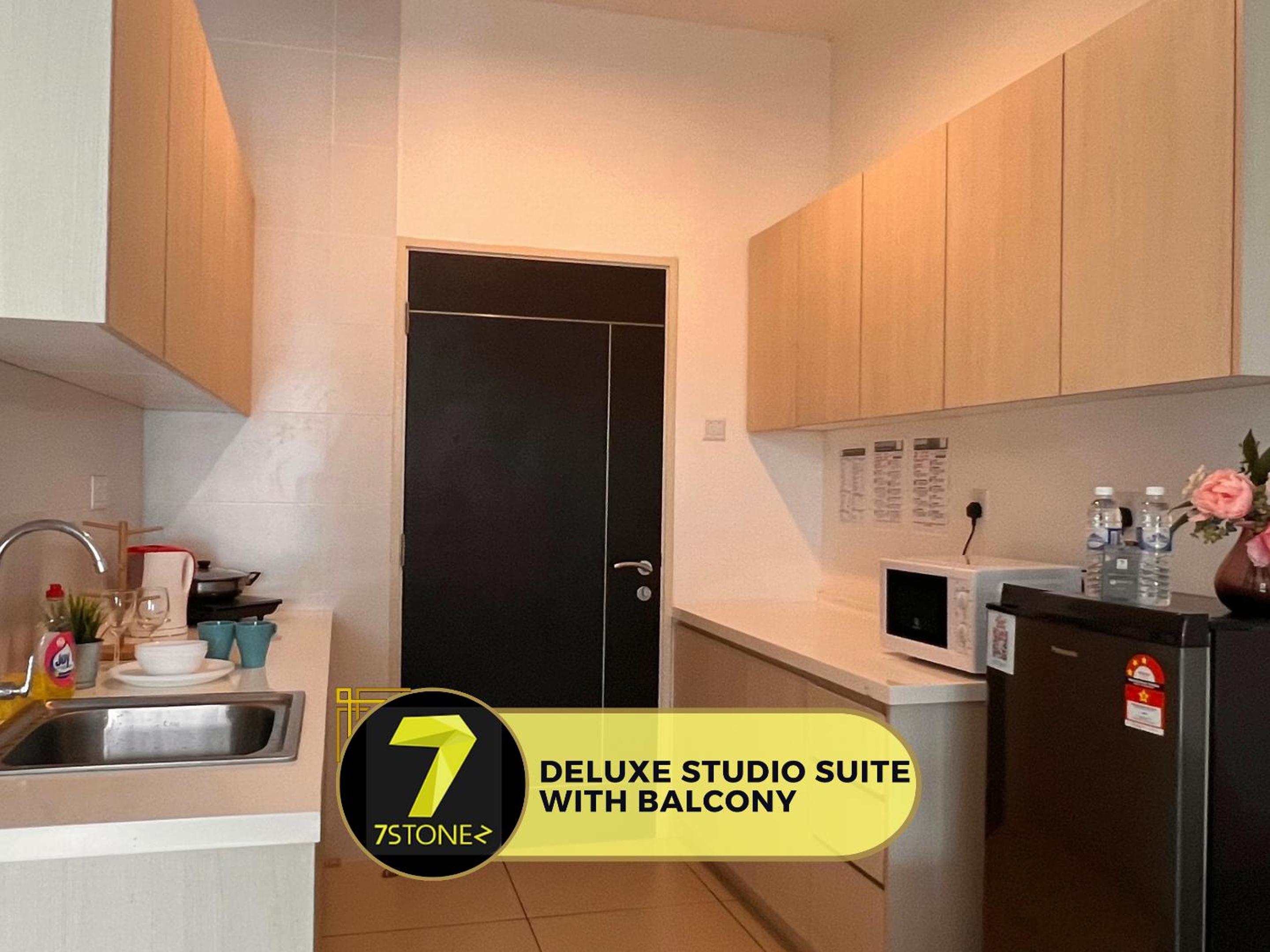 Deluxe Studio Suite with Balcony - Photo 9