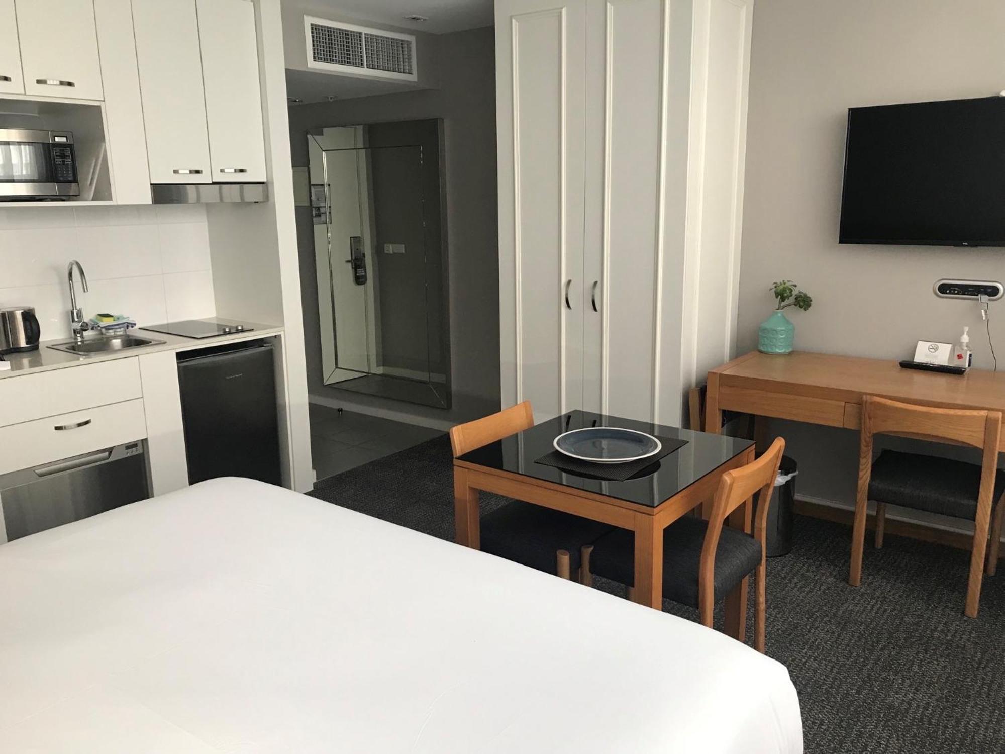Studio Apartment - Photo 6