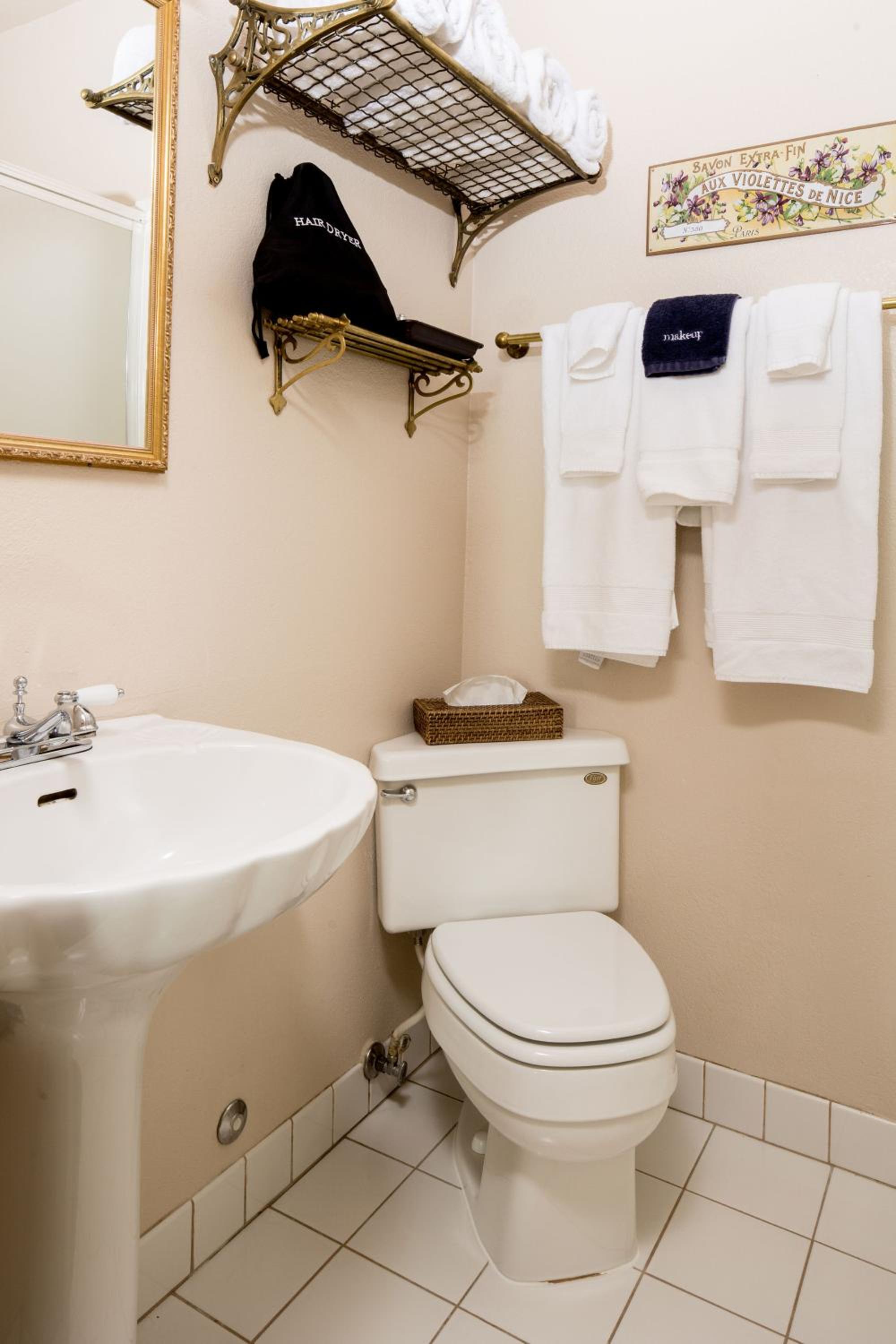 Deluxe Queen Room (Pet Friendly) photo 2