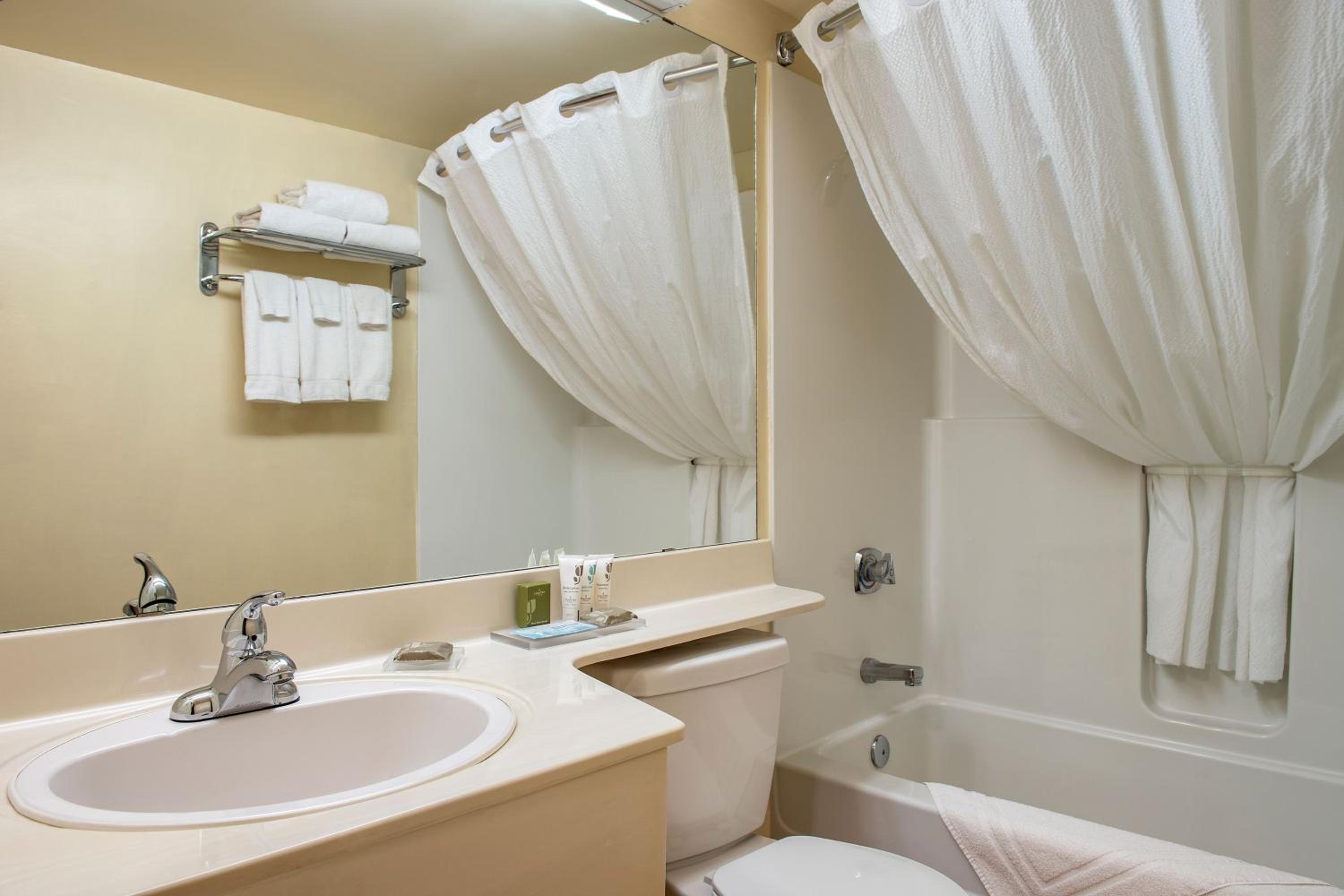 Deluxe King Room - Non-Smoking - Photo 2