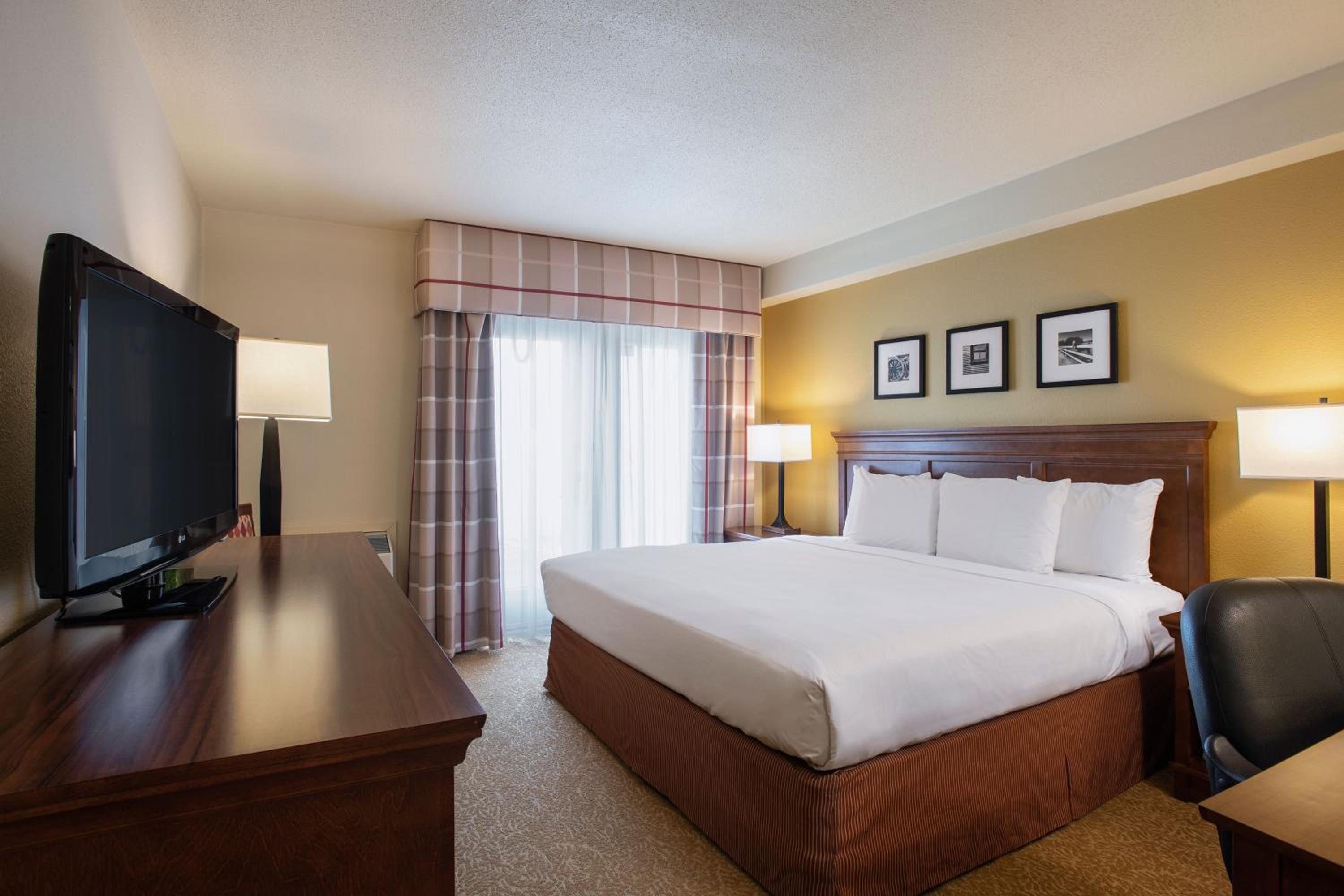 1 King Bed, Mobility Accessible Room, Bathtub w/ Grab Bars, Non-Smoking - Photo 2