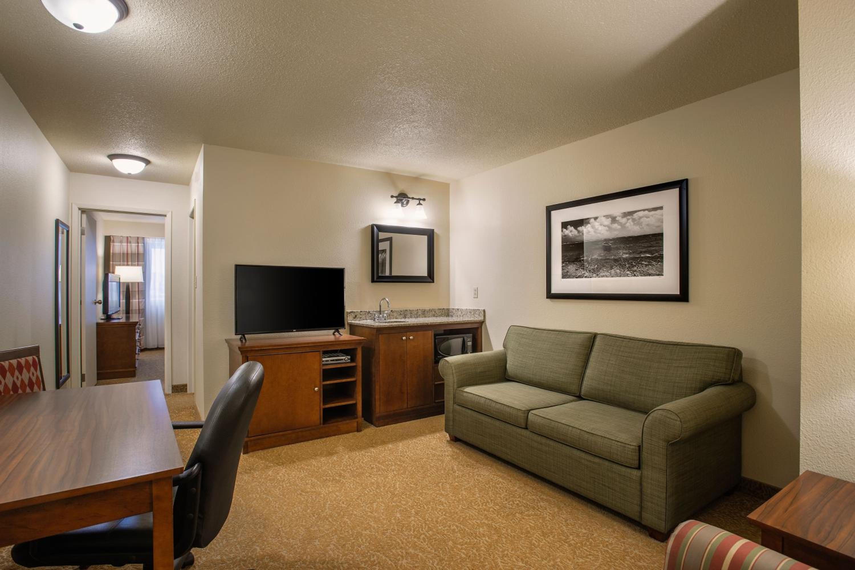 One-Bedroom Deluxe King Suite - Non-Smoking - Photo 3