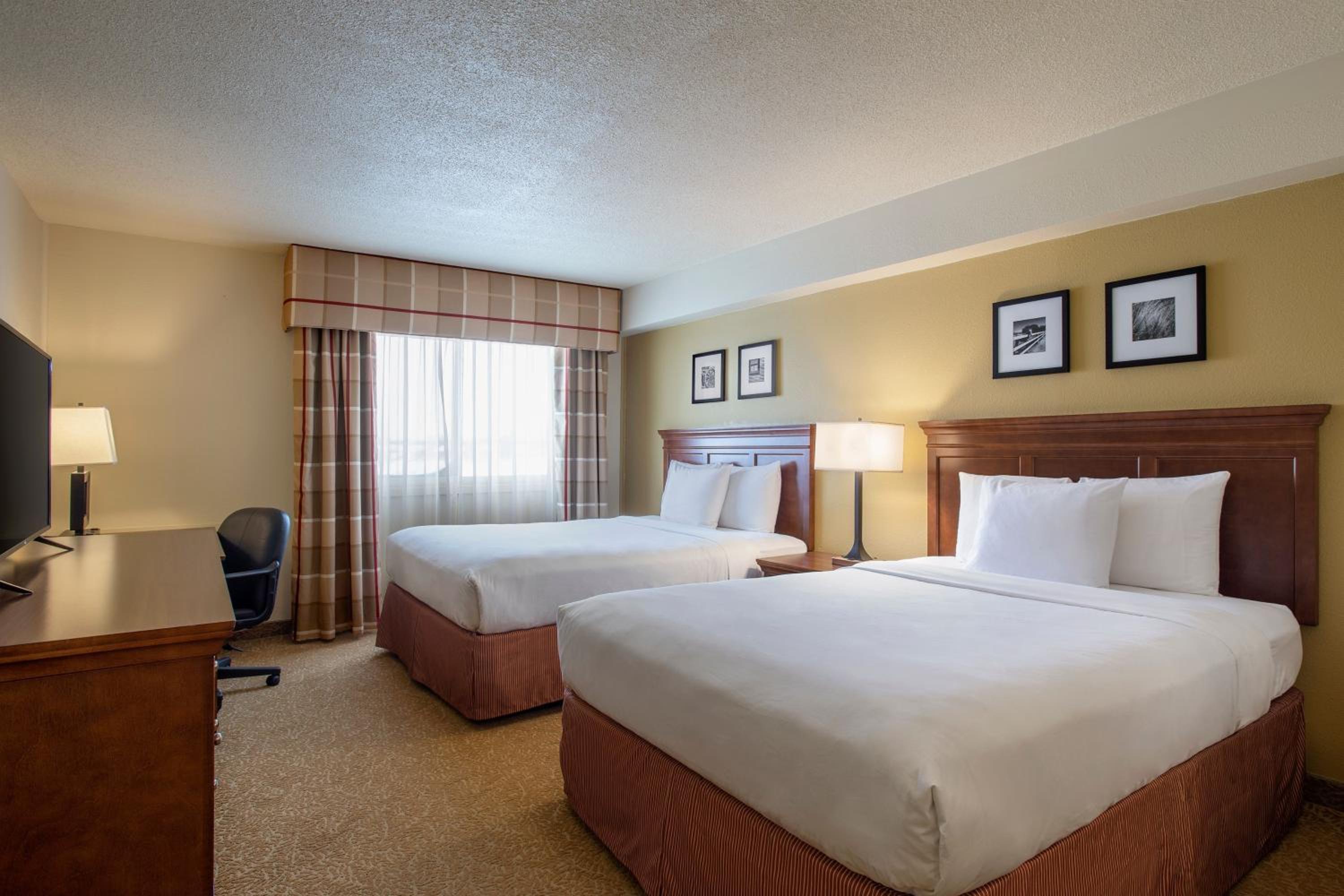 2 Queen Beds, Deluxe, Non-Smoking - Photo 2