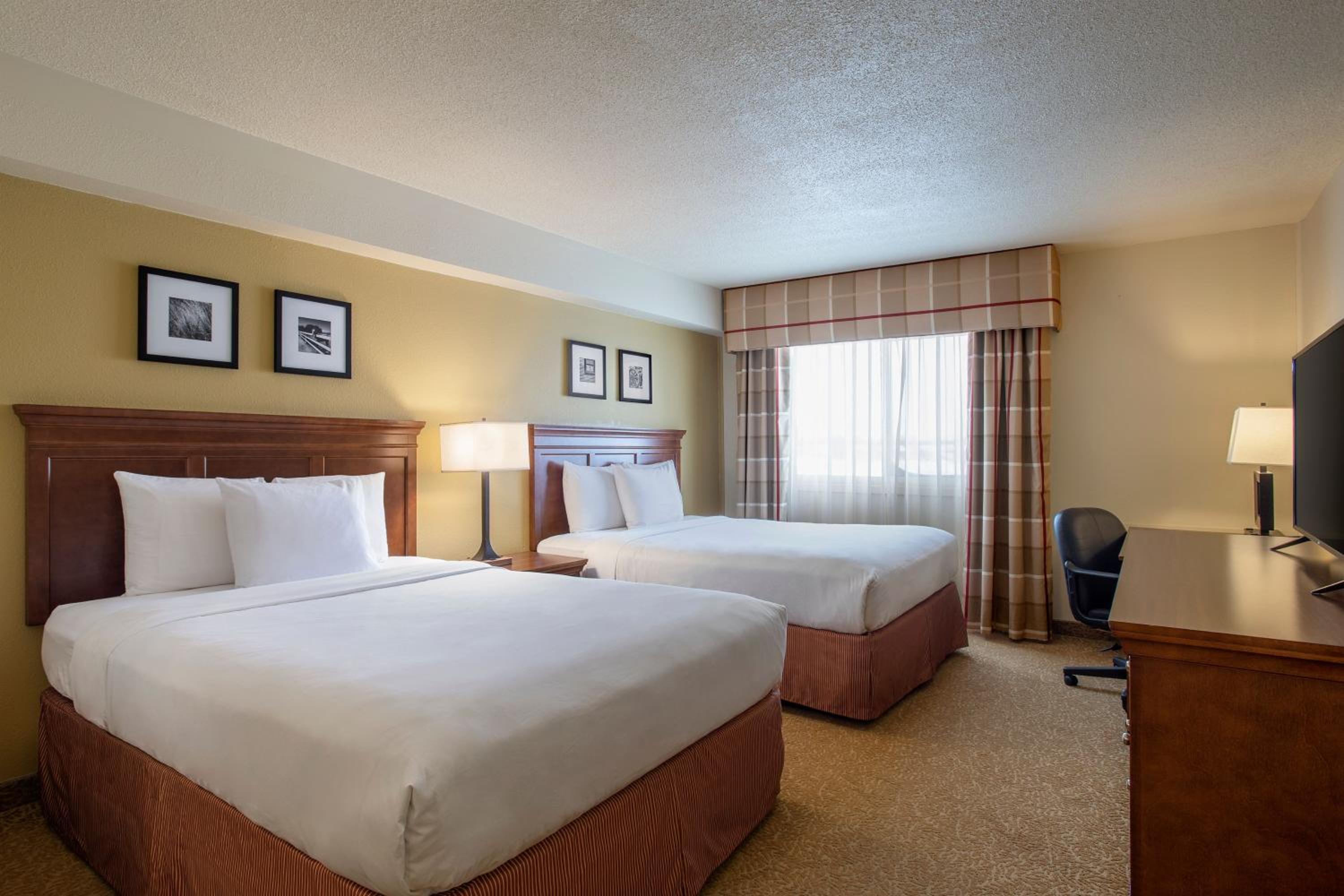 2 Queen Beds, Deluxe, Non-Smoking - Photo 3
