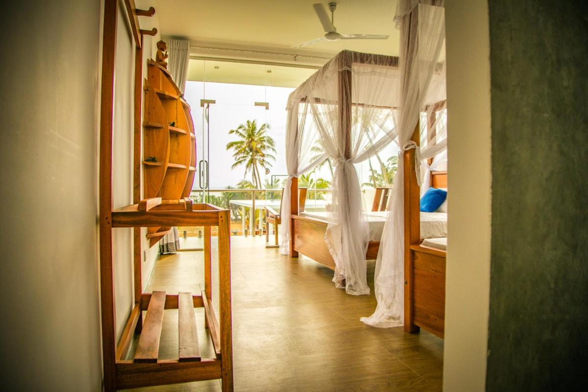 Habitación triple con vista al mar.