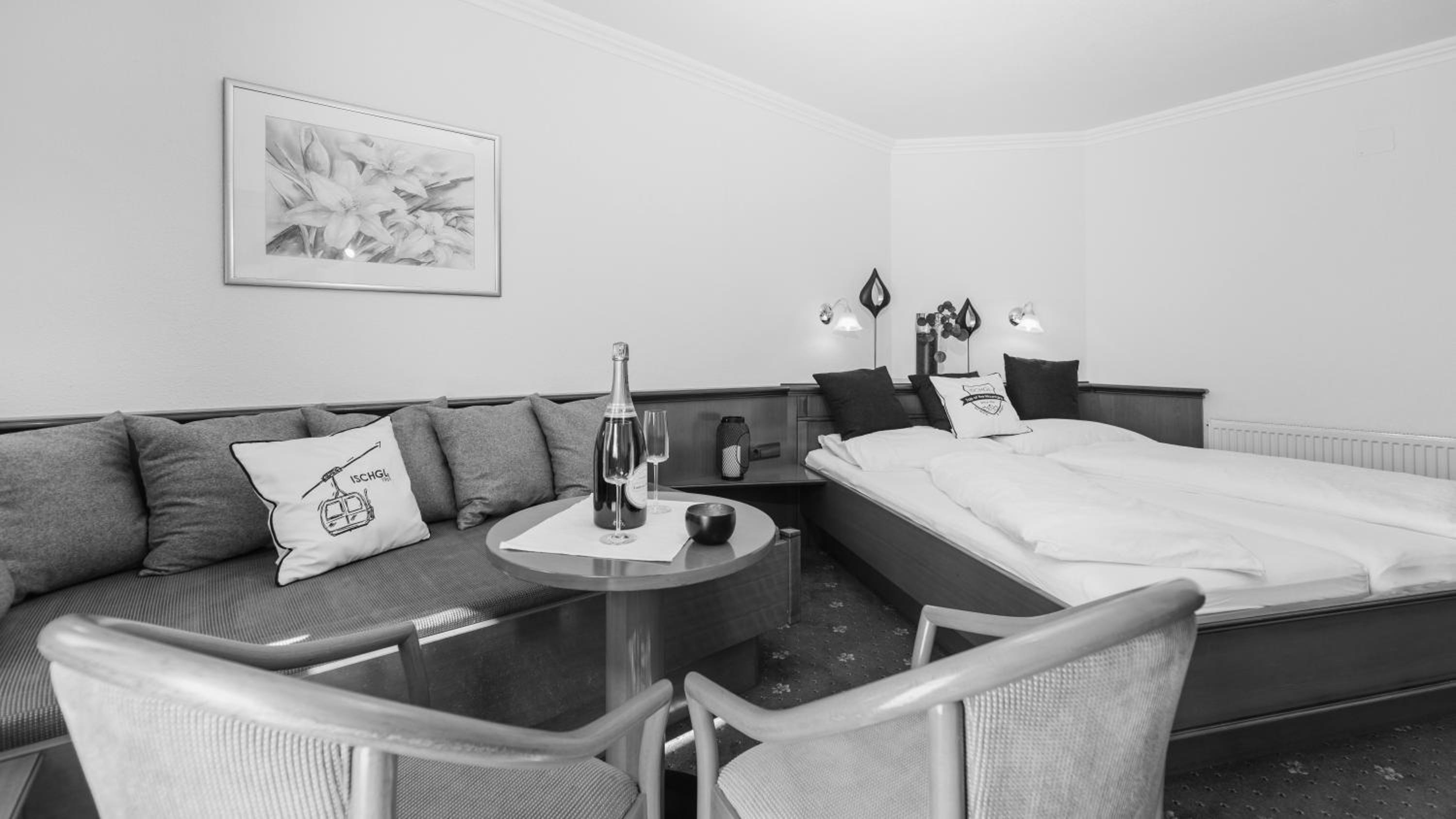 Deluxe Double Room with Balcony - Photo 3