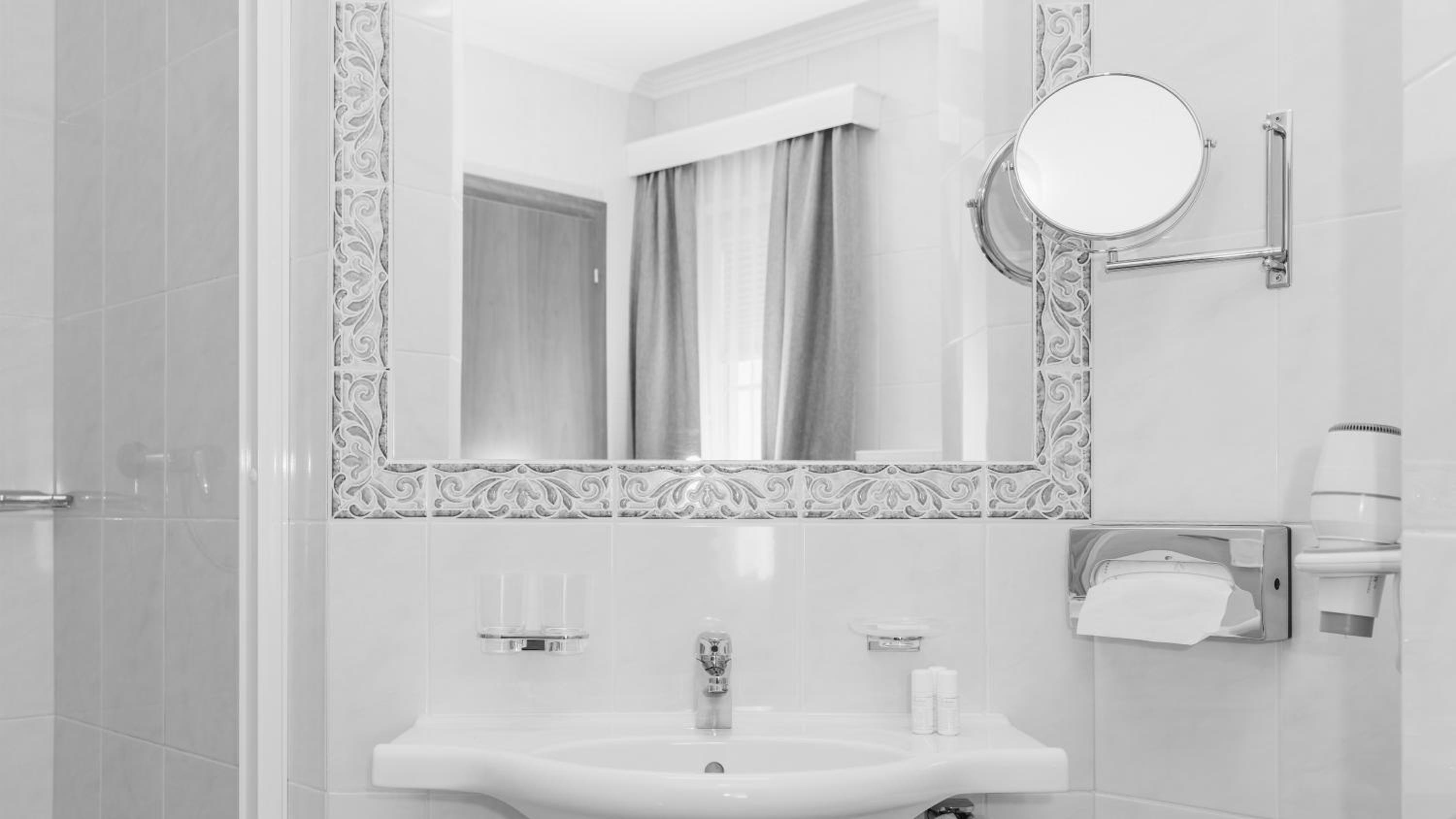 Deluxe Double Room with Balcony - Photo 4