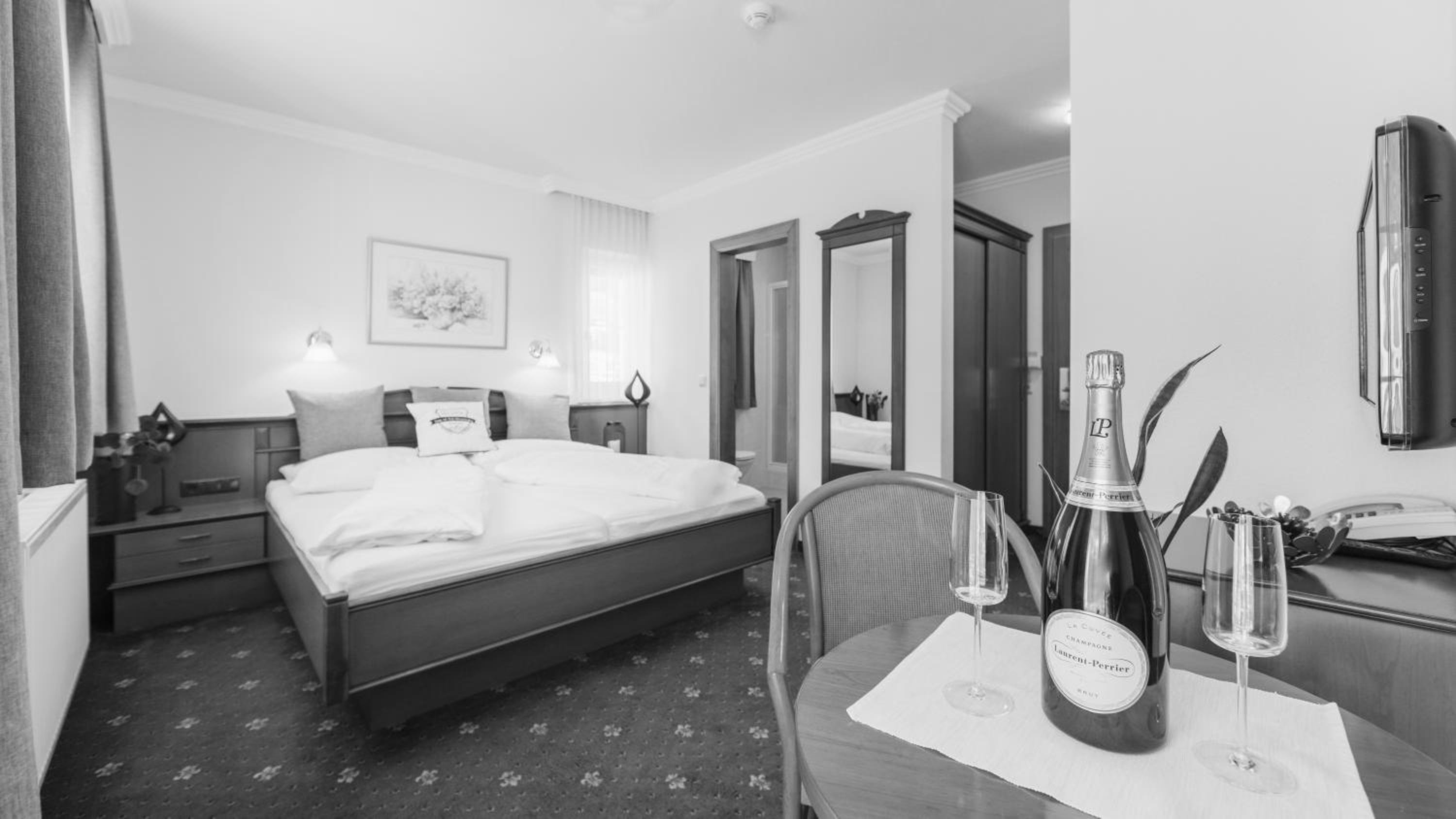 Deluxe Double Room with Balcony - Photo 5
