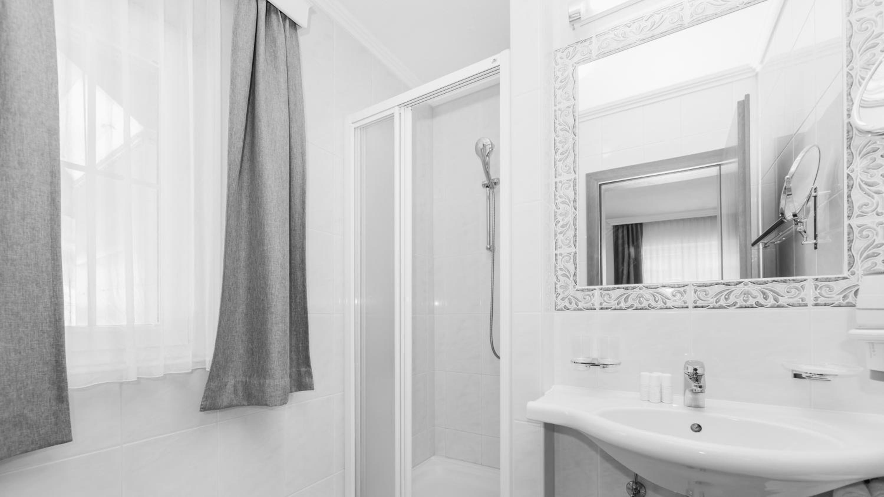 Deluxe Double Room with Balcony - Photo 7