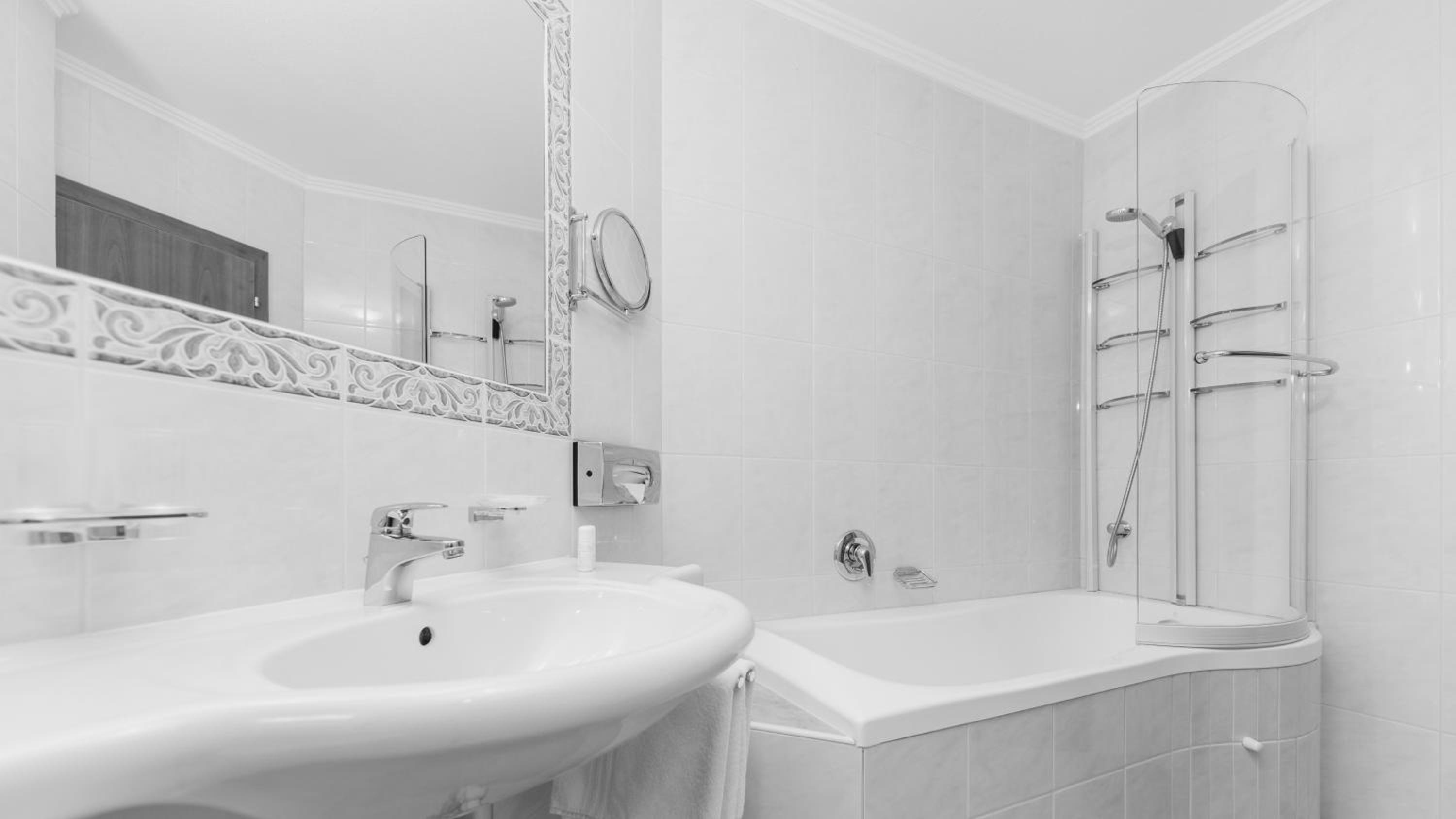 Deluxe Double Room with Balcony - Photo 8
