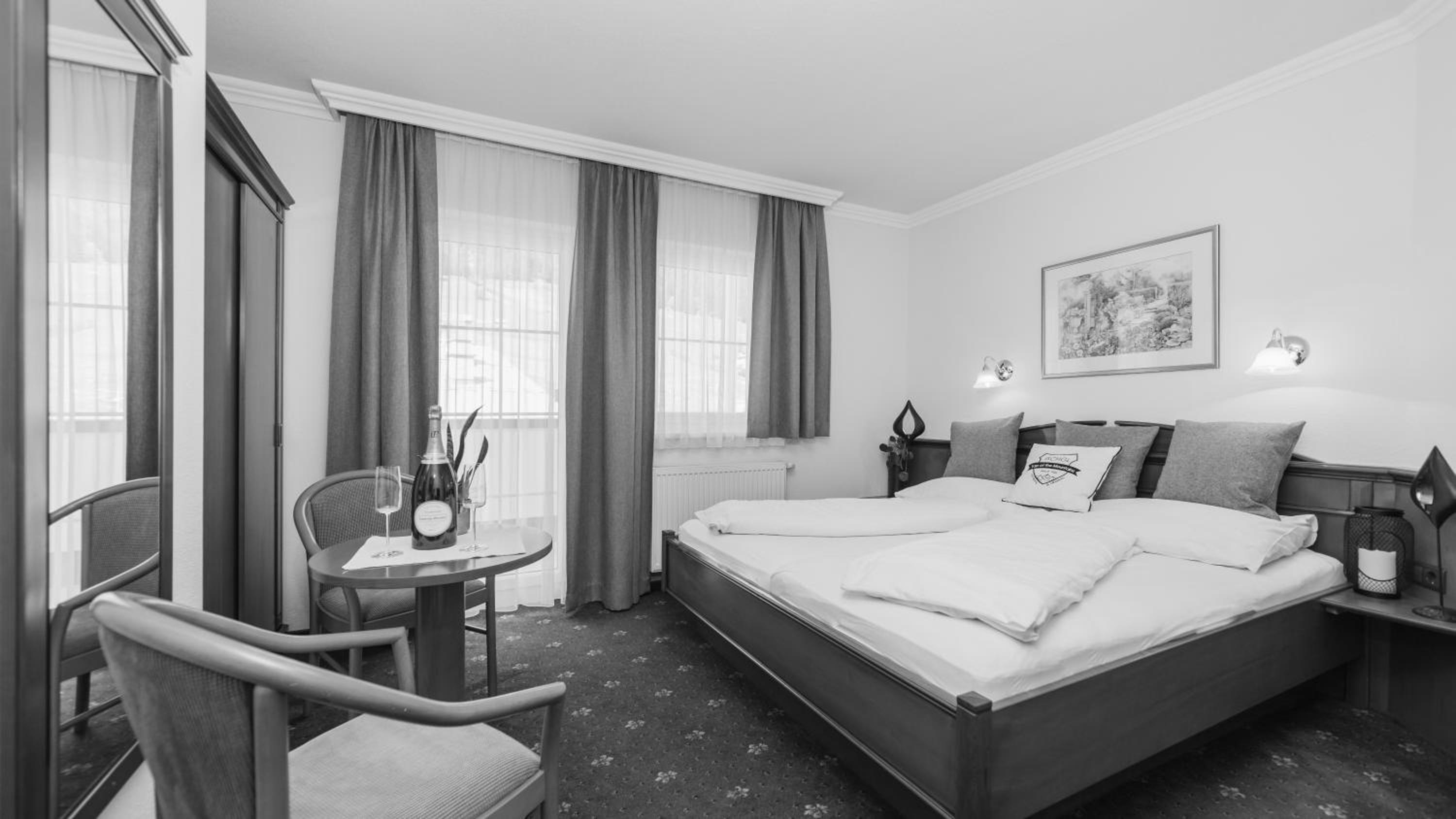 Deluxe Double Room with Balcony - Photo 9