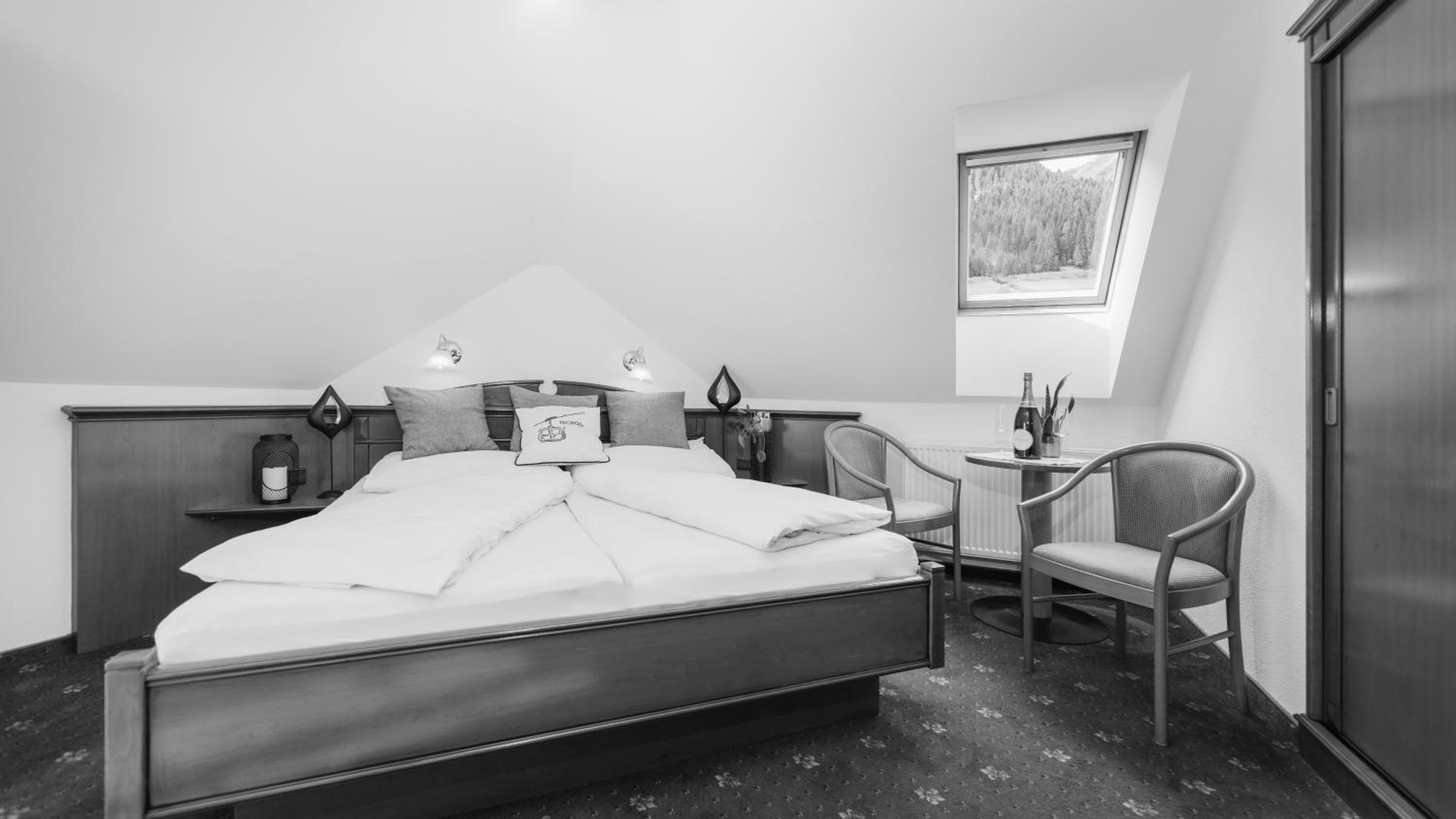 Deluxe Double Room with Balcony - Photo 10