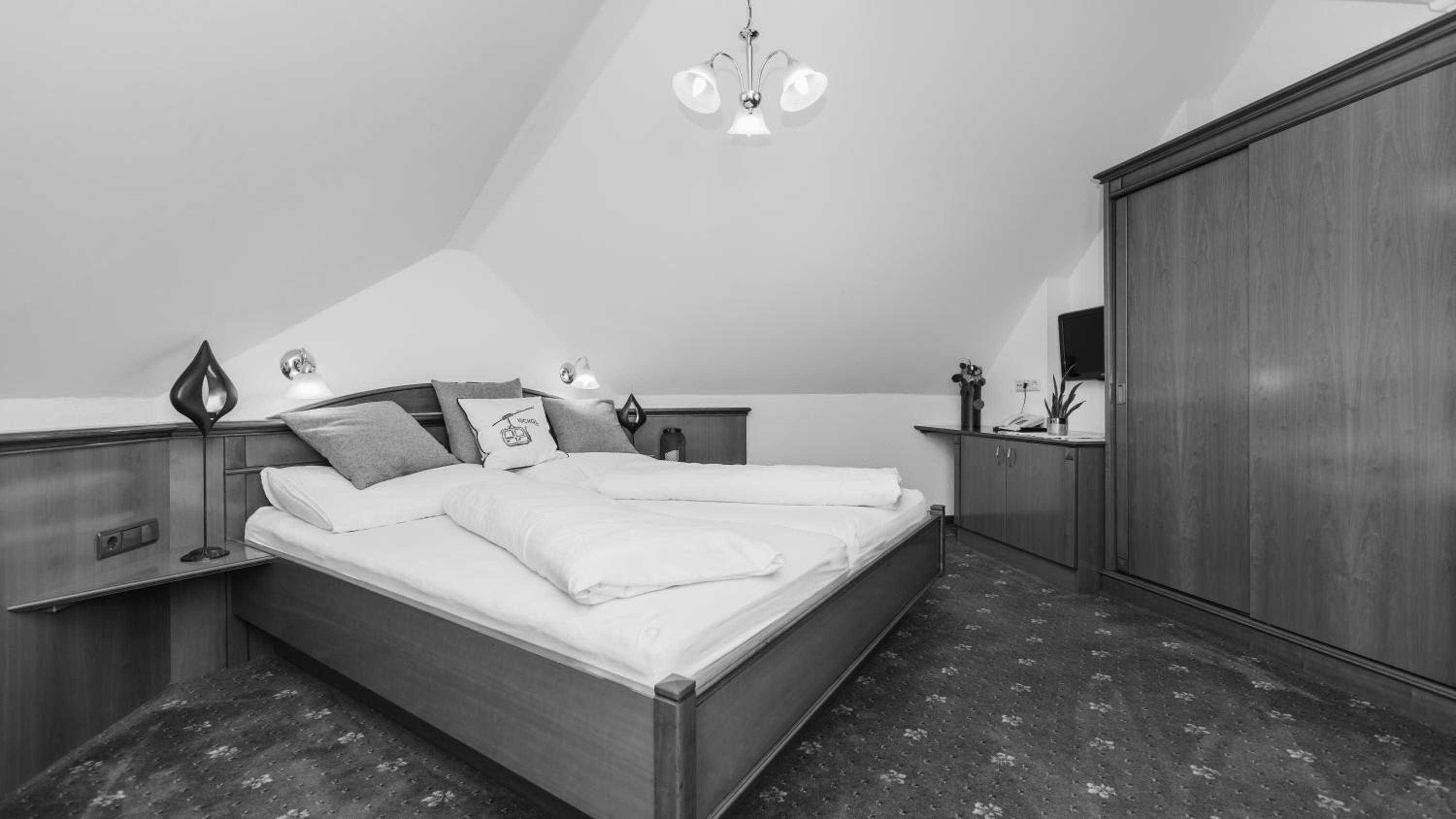 Deluxe Double Room with Balcony - Photo 11