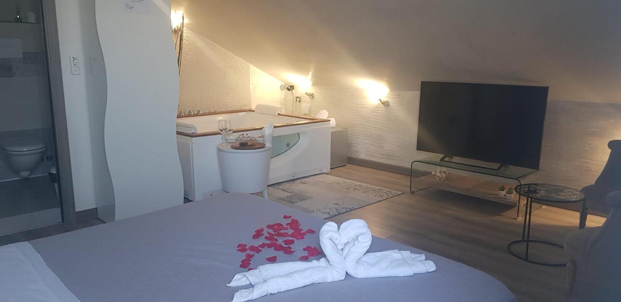 King Room with Spa Bath - Photo 12