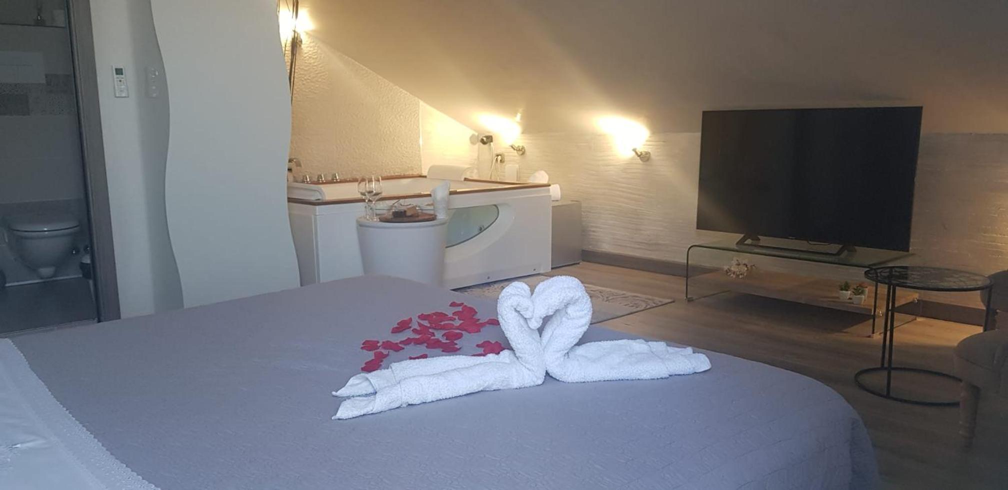 King Room with Spa Bath - Photo 13