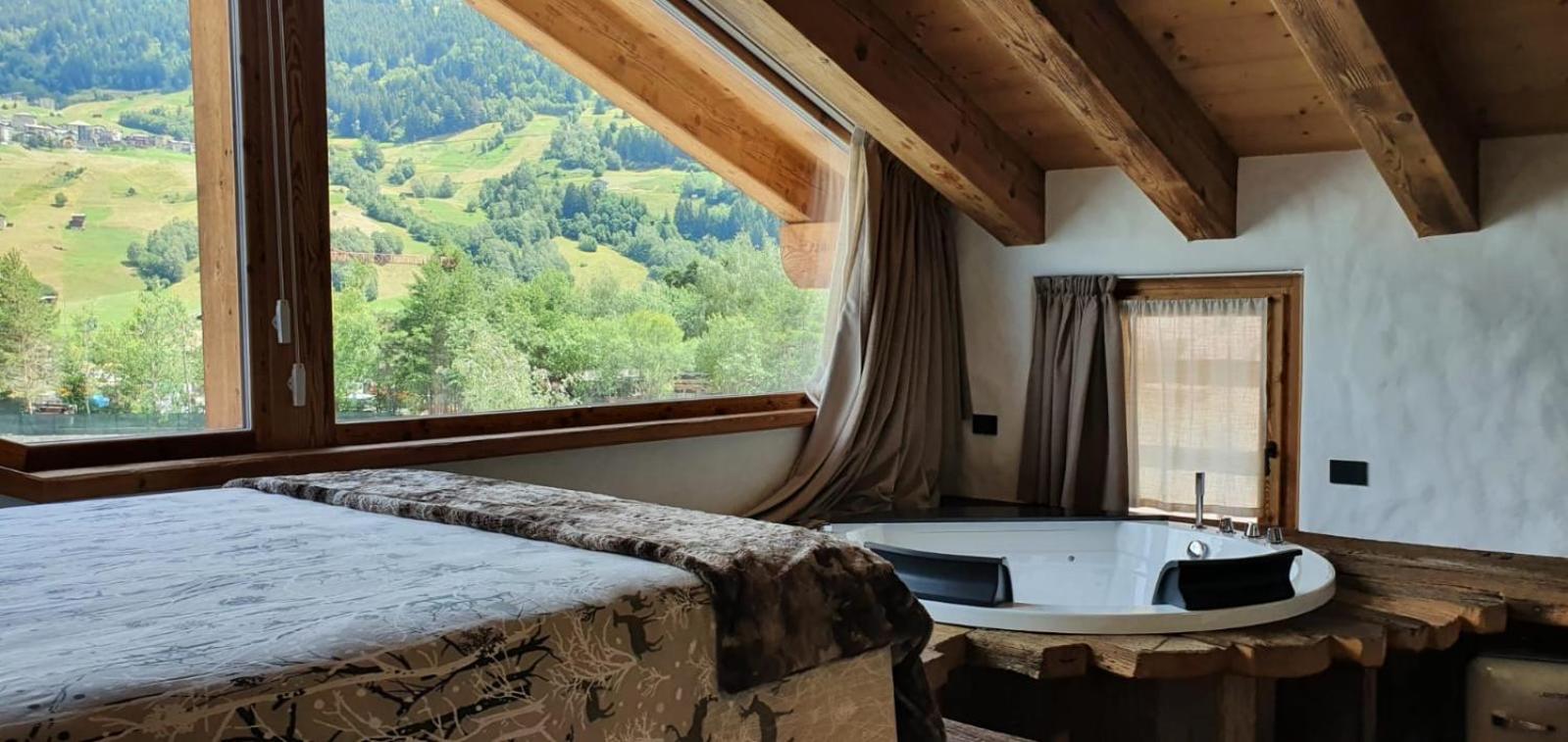 Deluxe Double Room with Bath photo 3
