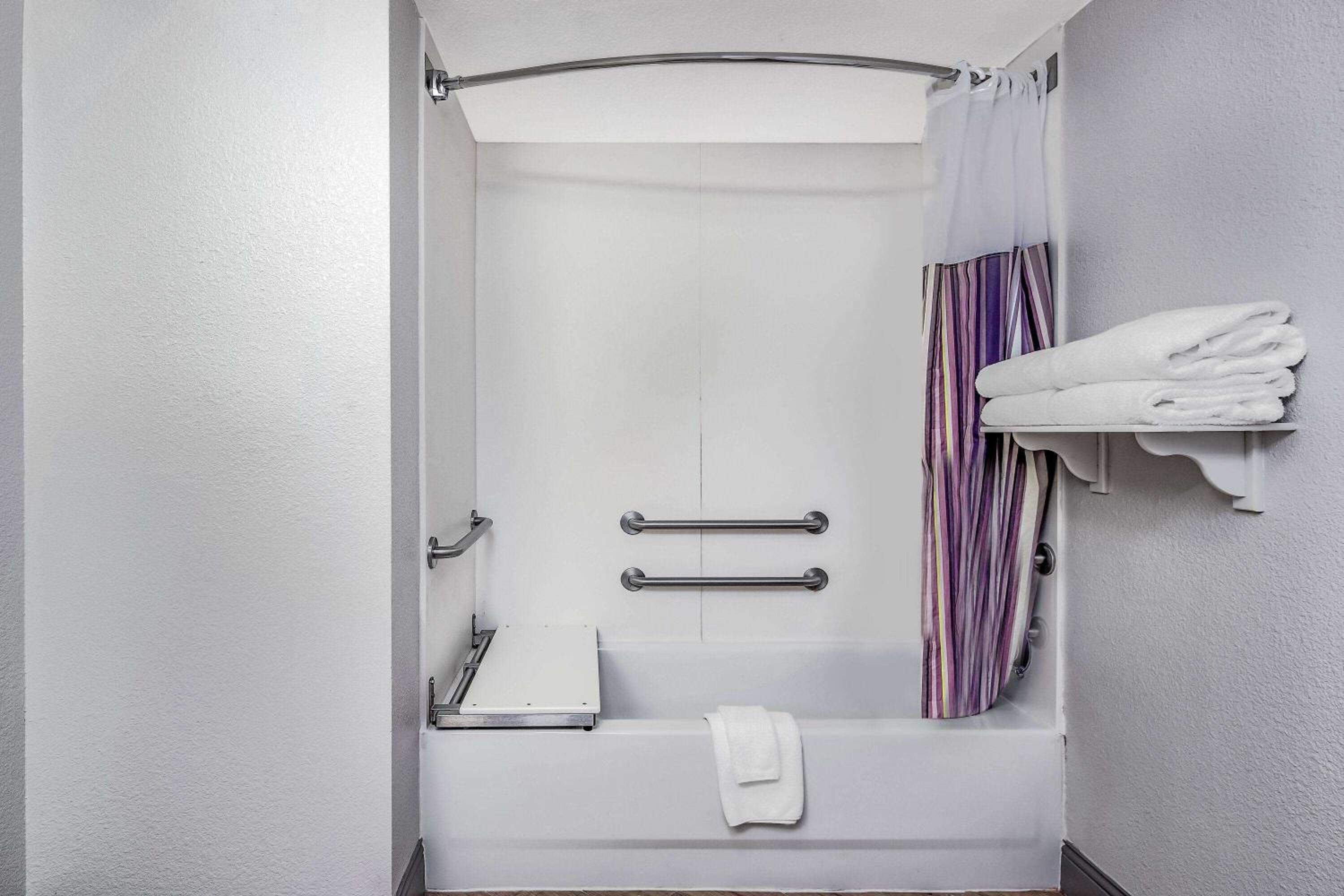 Double Room with Two Double Beds - Disability Access - Photo 7