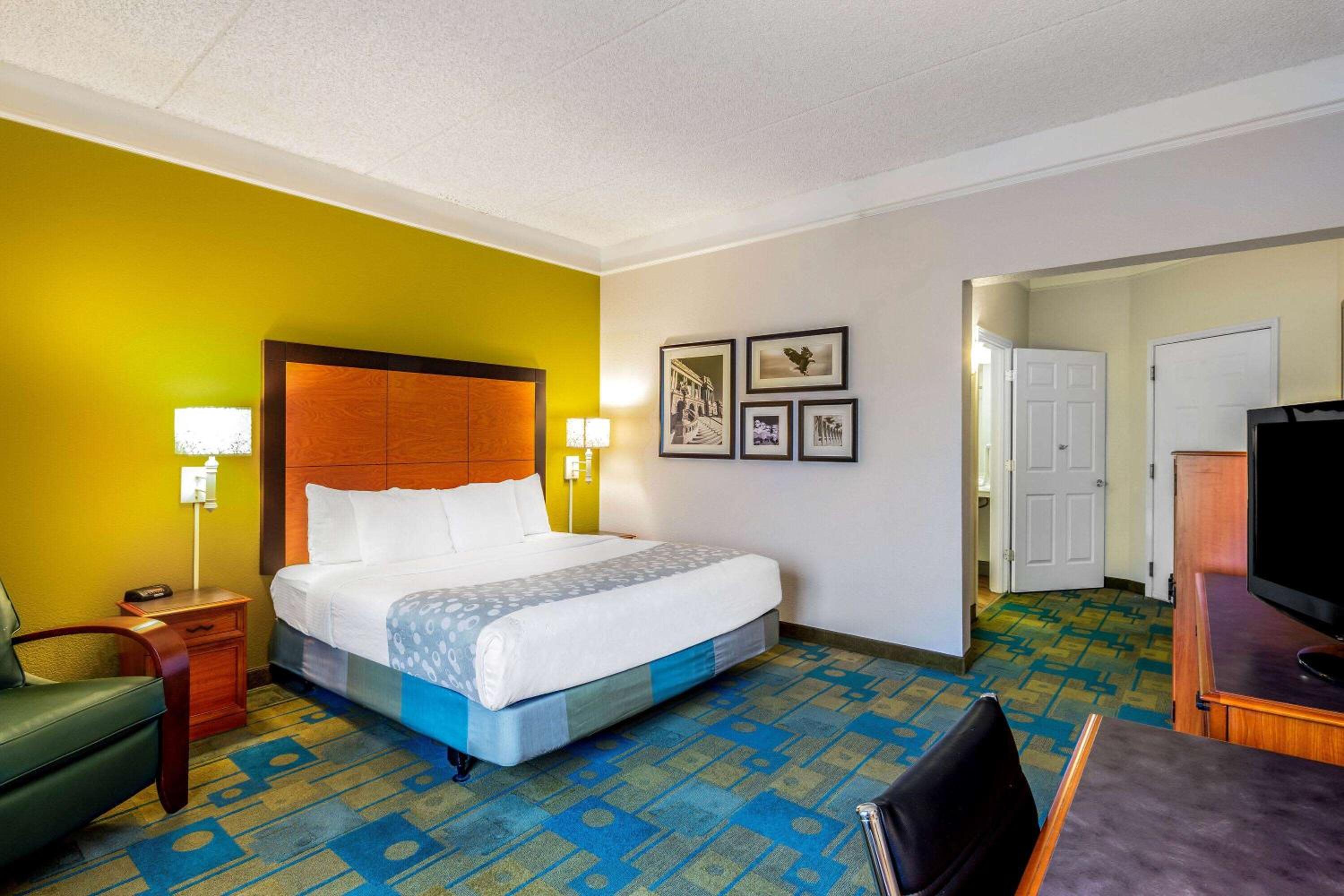 Deluxe King Room - Photo 3