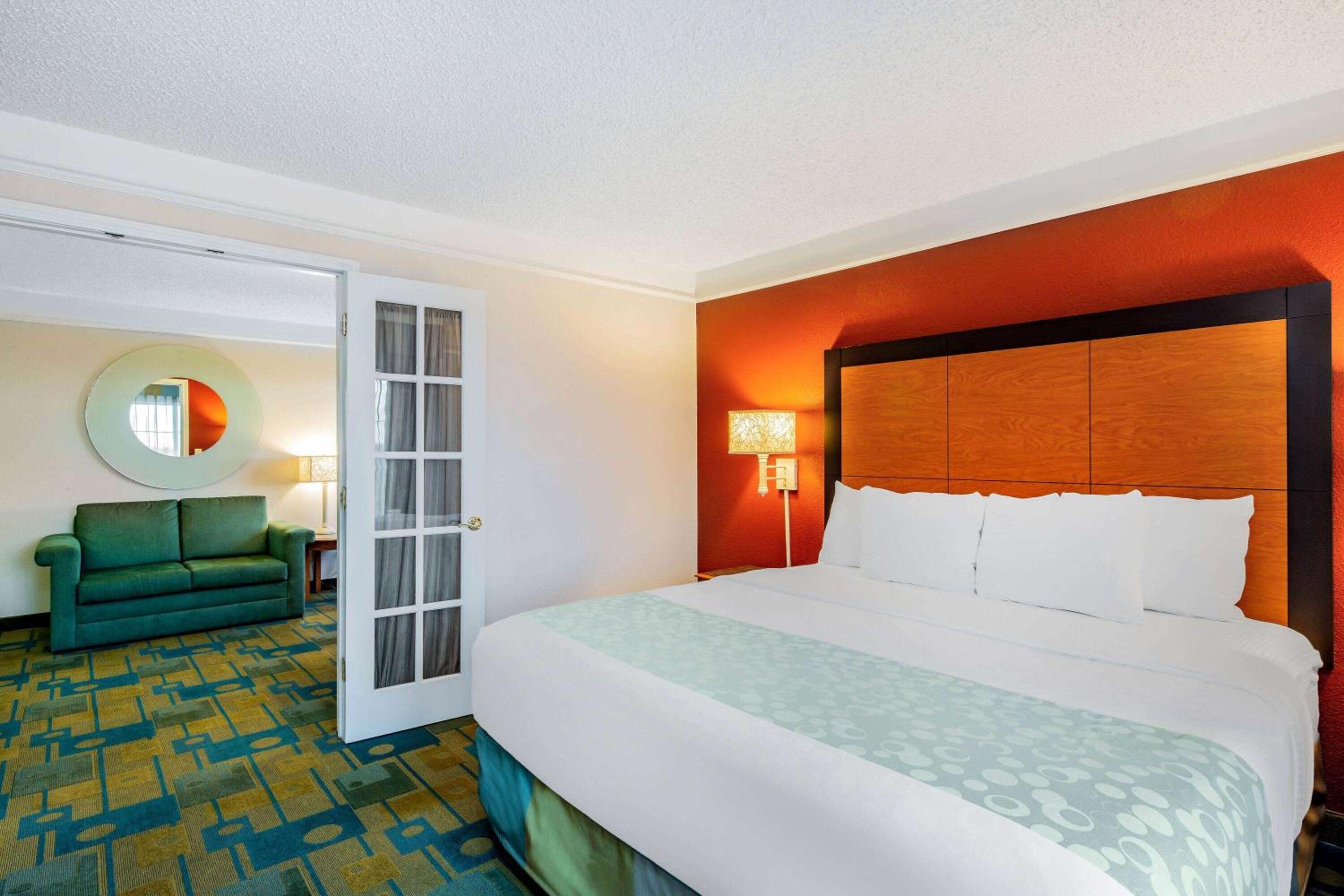 King Suite - Non-Smoking - Photo 2