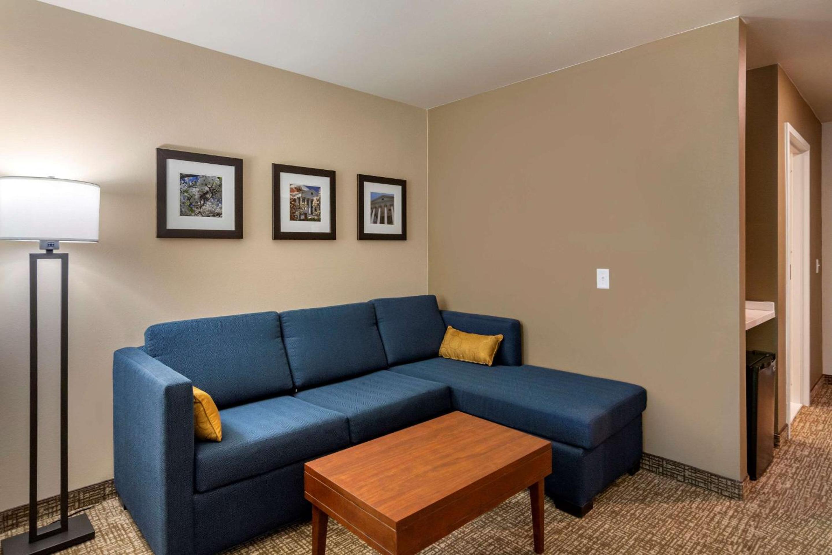 Large One Room Suite with Two Queen Beds and Sofa bed - Non Smoking - Photo 3