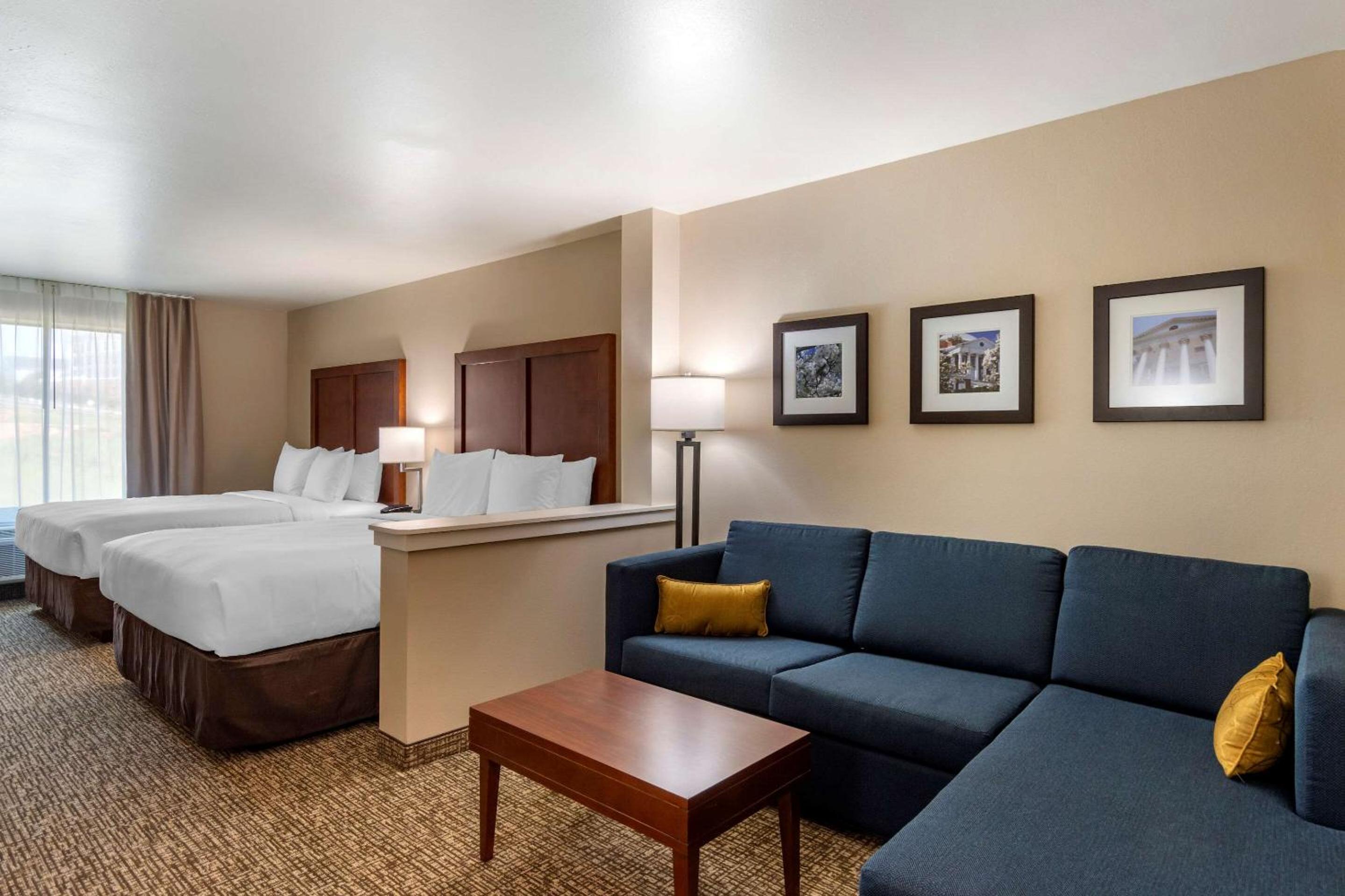 One Room Suite with Two Queen Beds and Sofa bed - Non Smoking - Photo 6