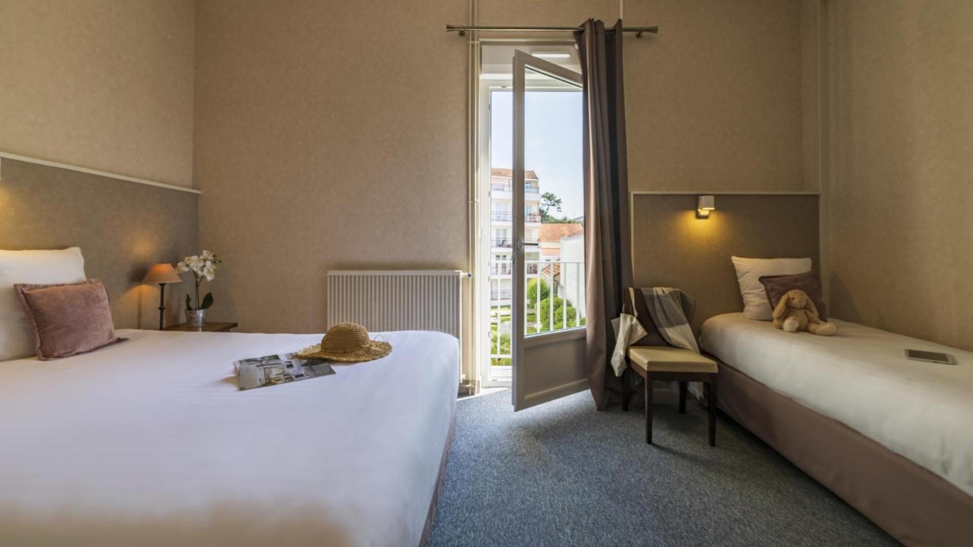 Double or Twin Room with City View photo 2