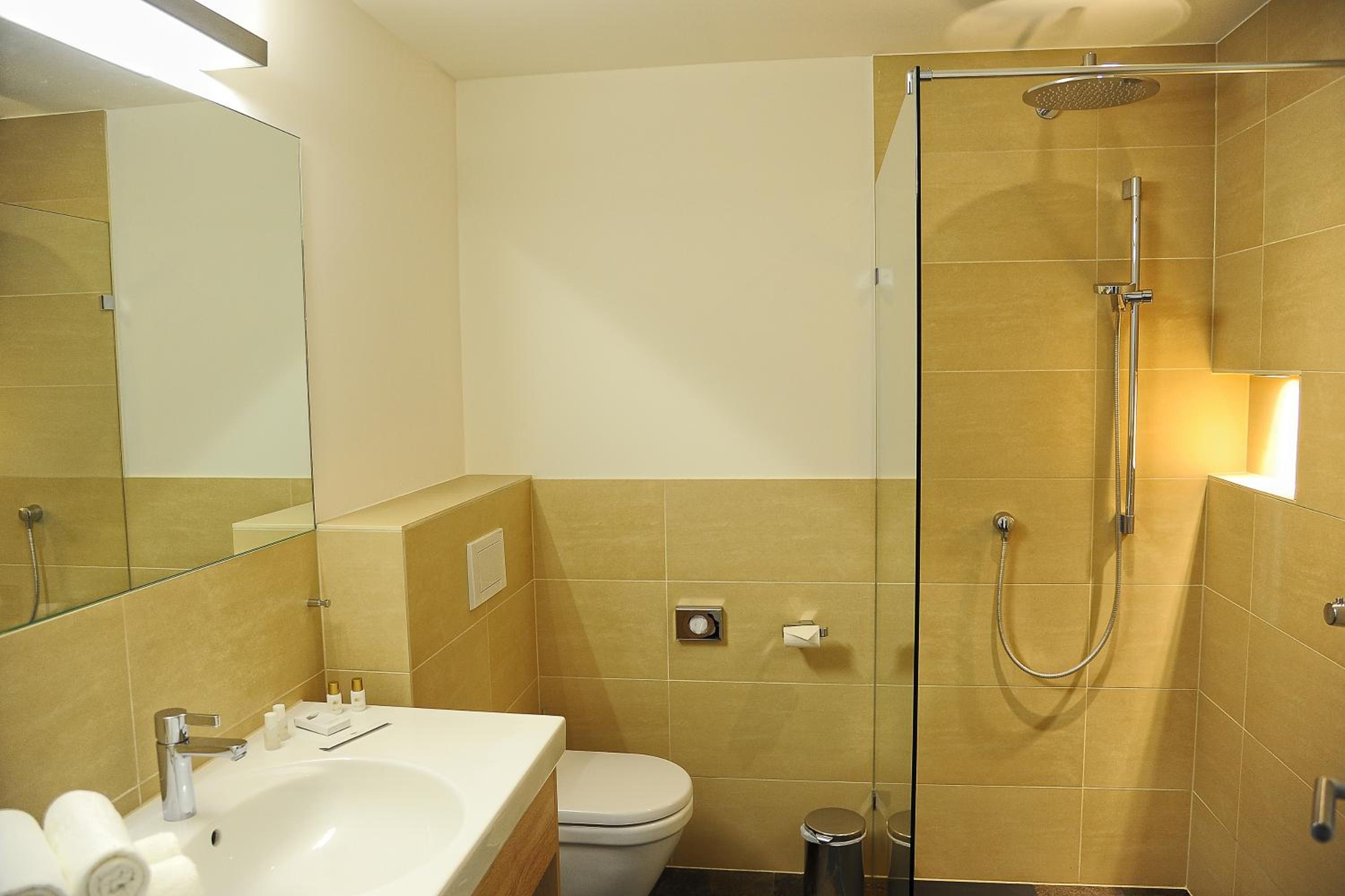 Deluxe Double Room - Photo 13