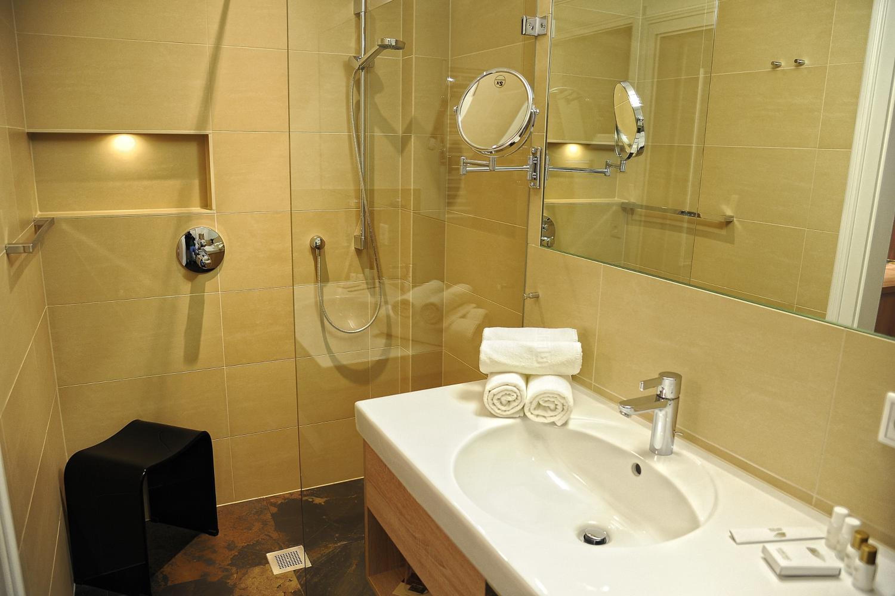 Deluxe Double Room - Photo 12