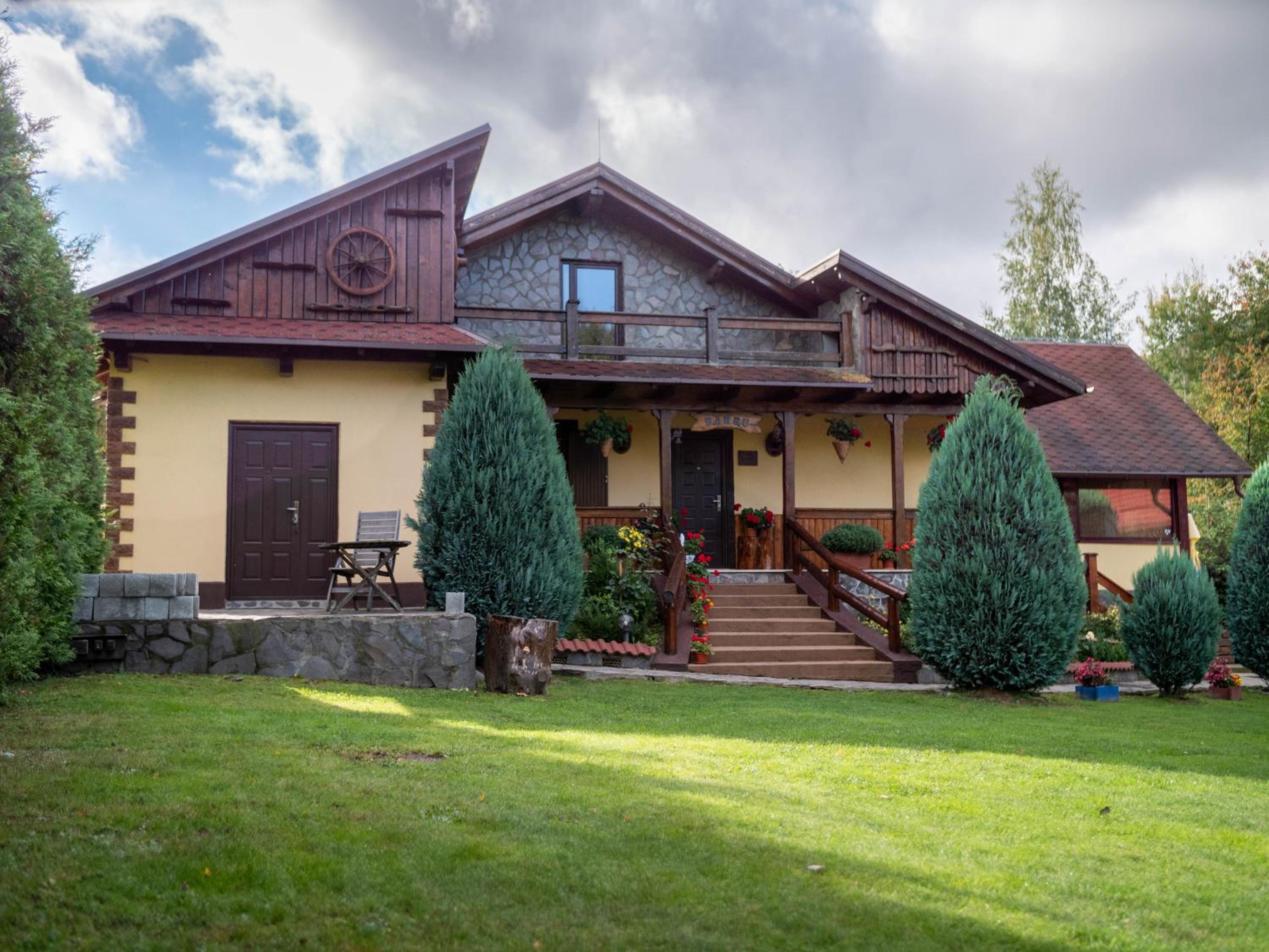 Five-Bedroom House - Photo 4