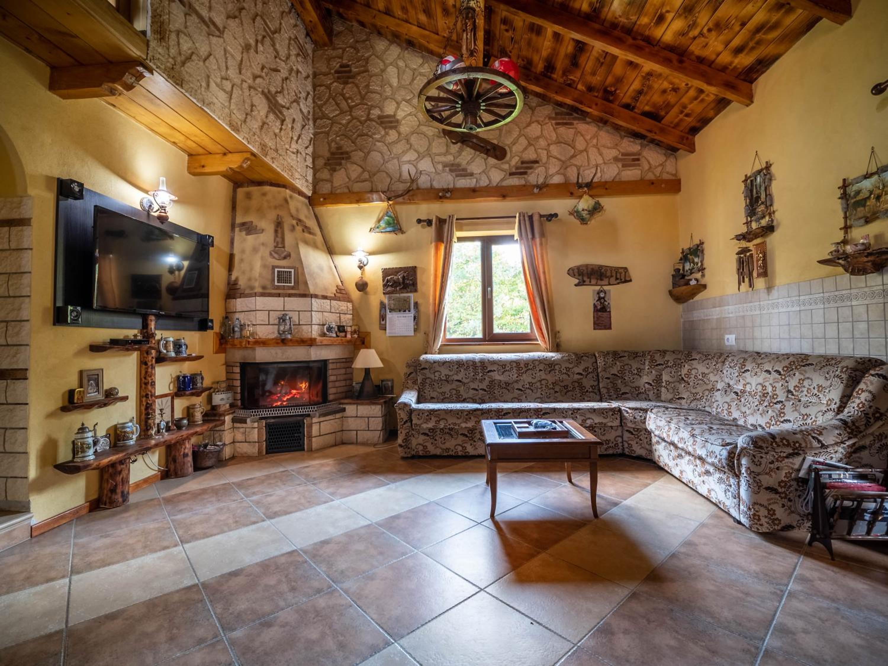 Five-Bedroom House - Photo 39