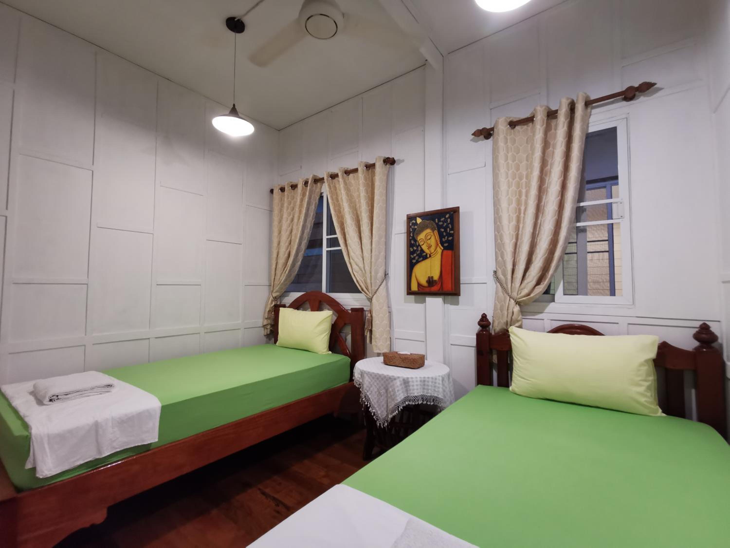 Twin Fan Room with Shared Bathroom photo 3