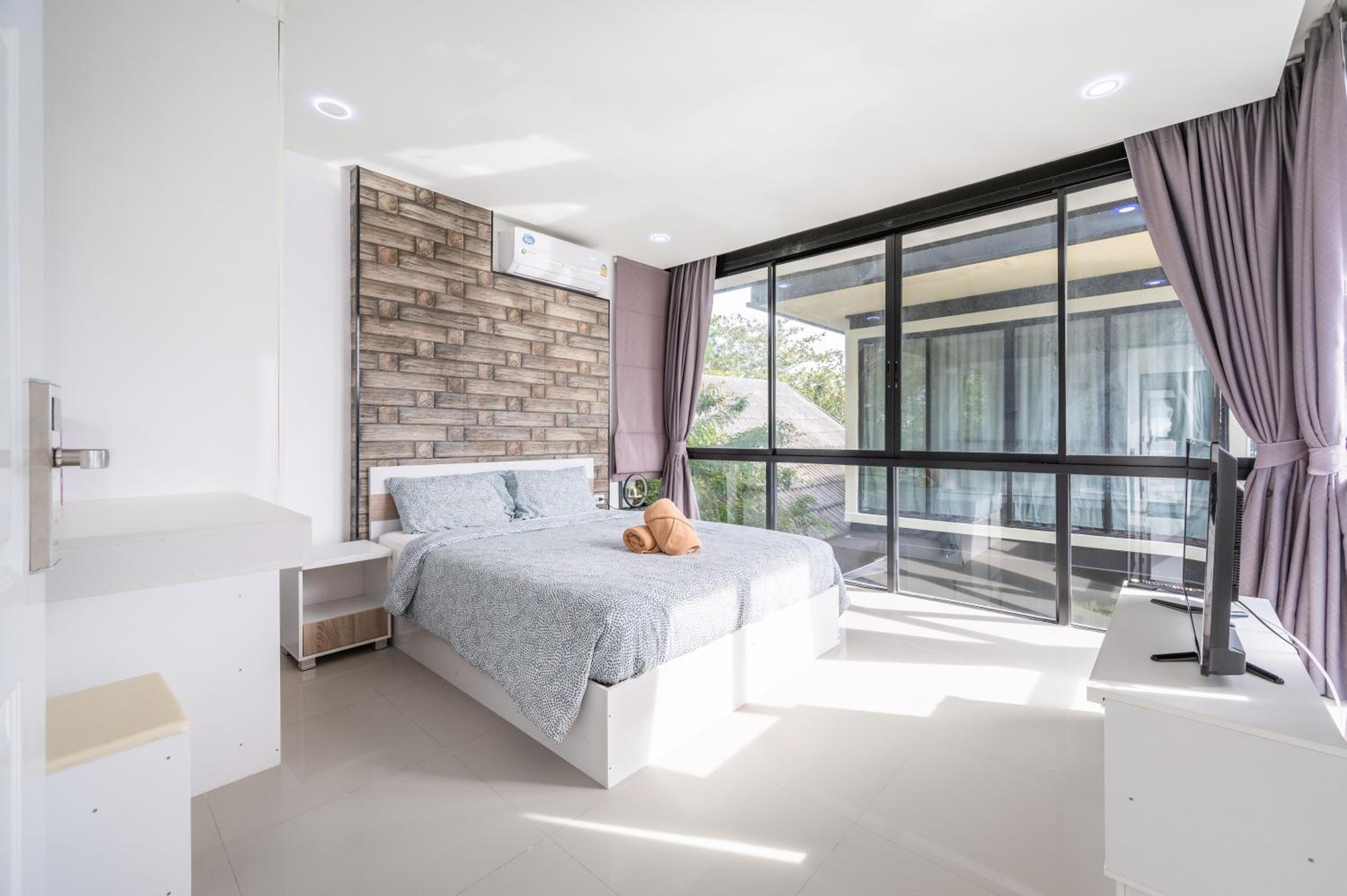 Three-Bedroom Villa - Photo 2