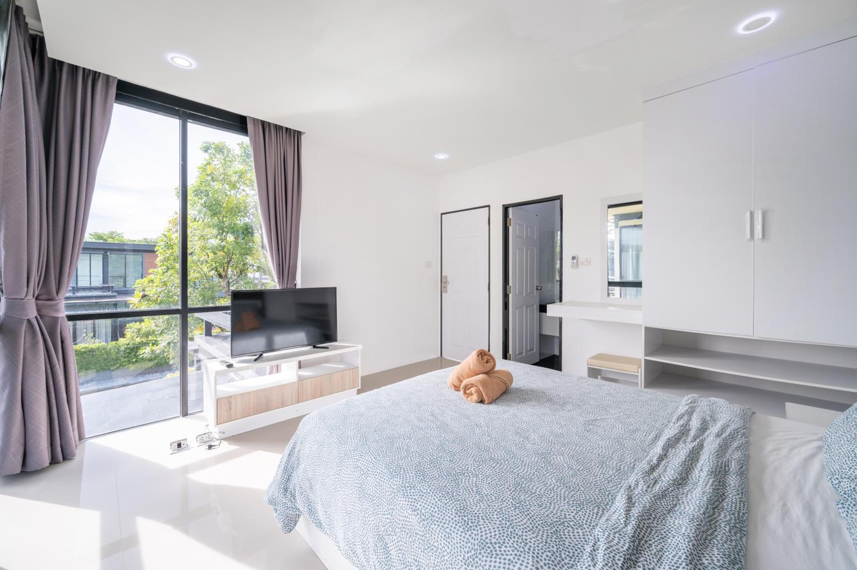 Three-Bedroom Villa - Photo 6