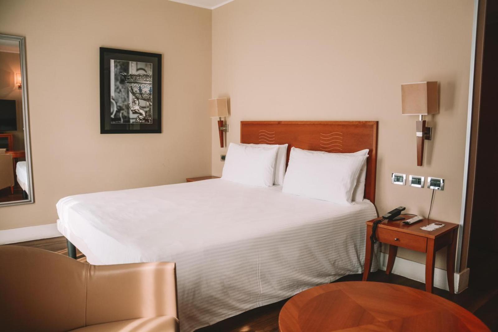 Classic Double or Twin Room - Photo 10