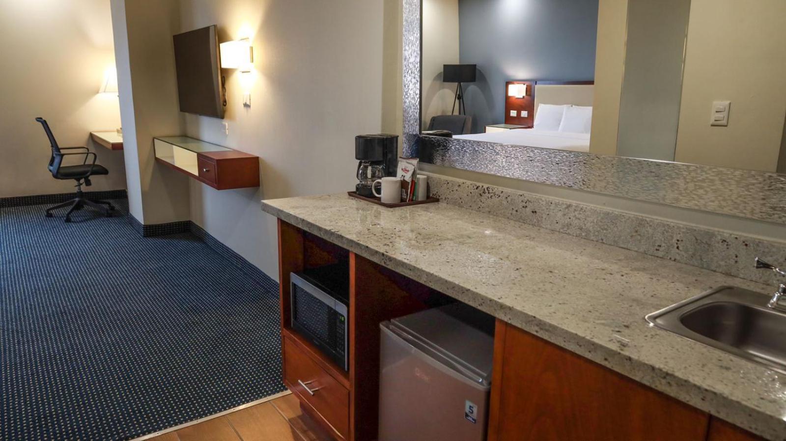 King Suite with Kitchenette - Non-Smoking - Photo 4