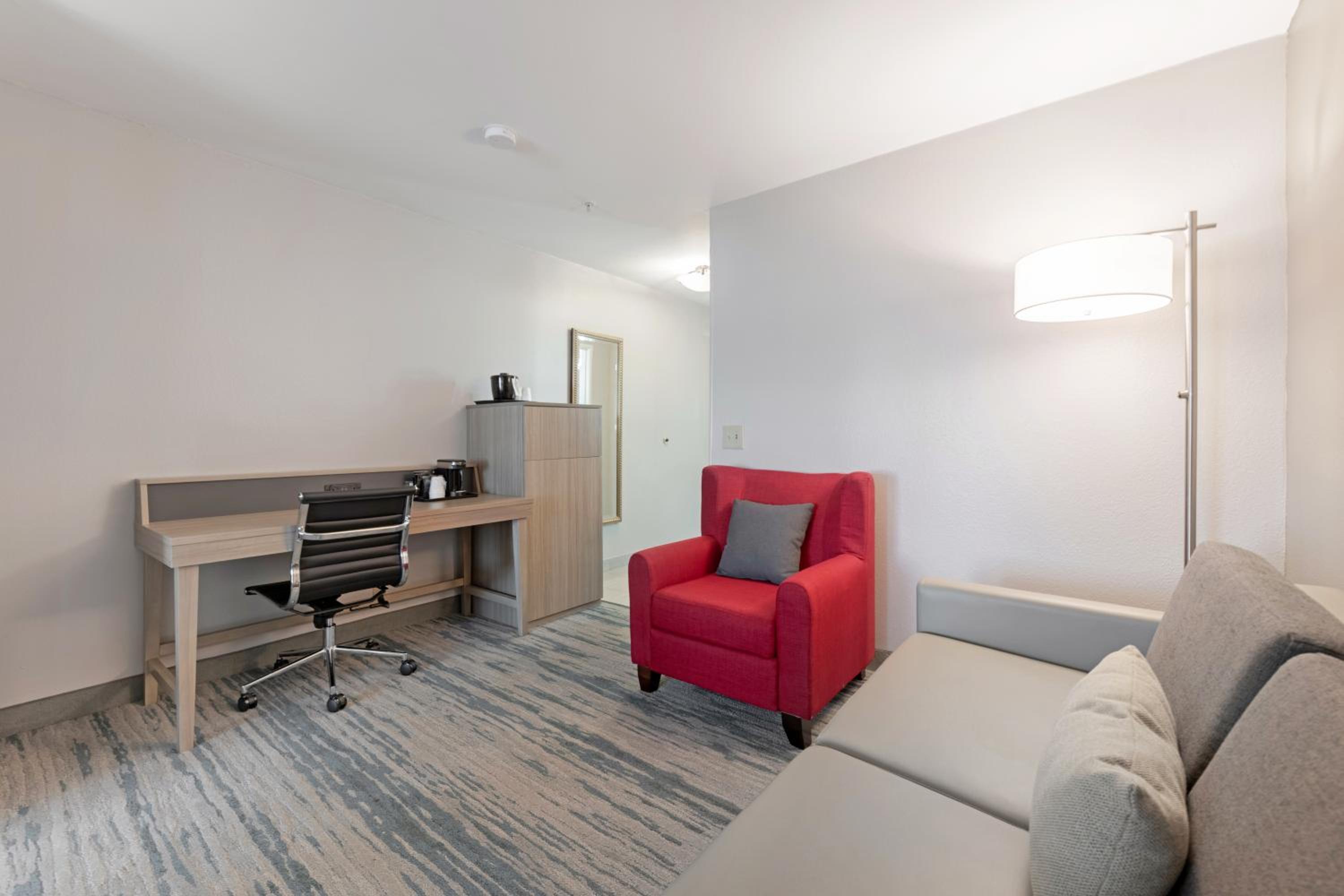 One-Bedroom King Suite with Sofa Bed - Non-Smoking photo 3
