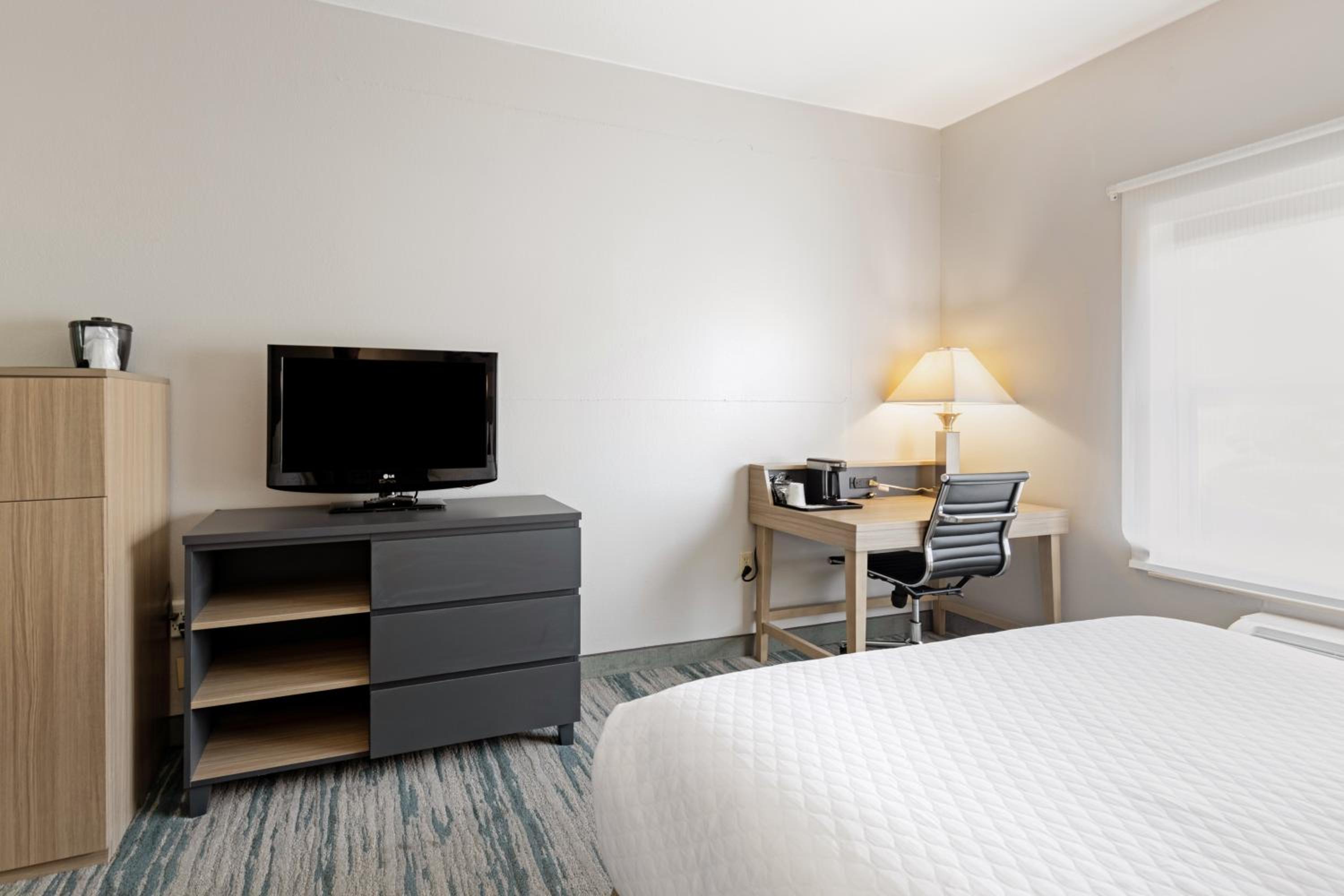 Queen Room with Two Queen Beds - Non-Smoking photo 1