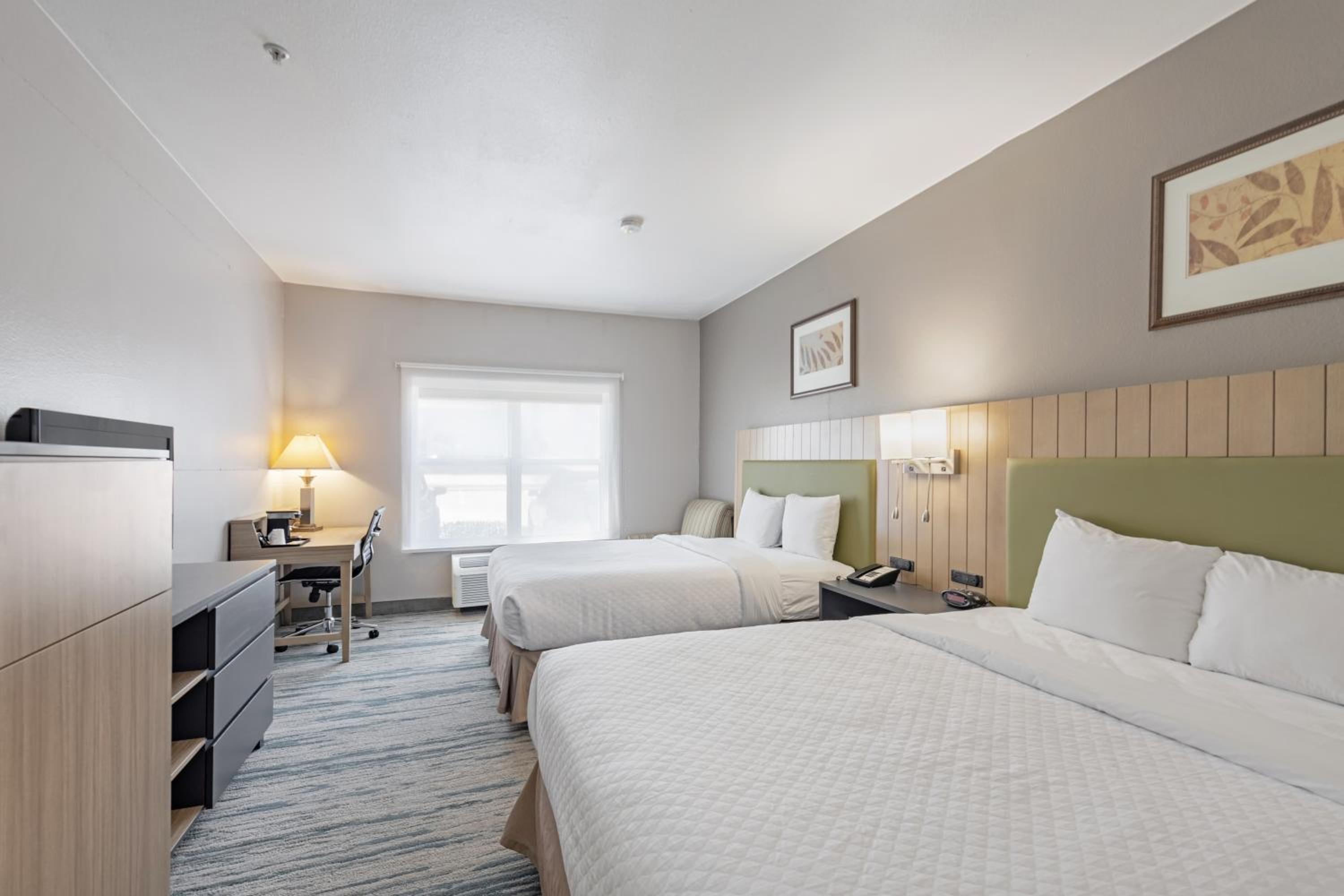 Queen Room with Two Queen Beds - Non-Smoking photo 3