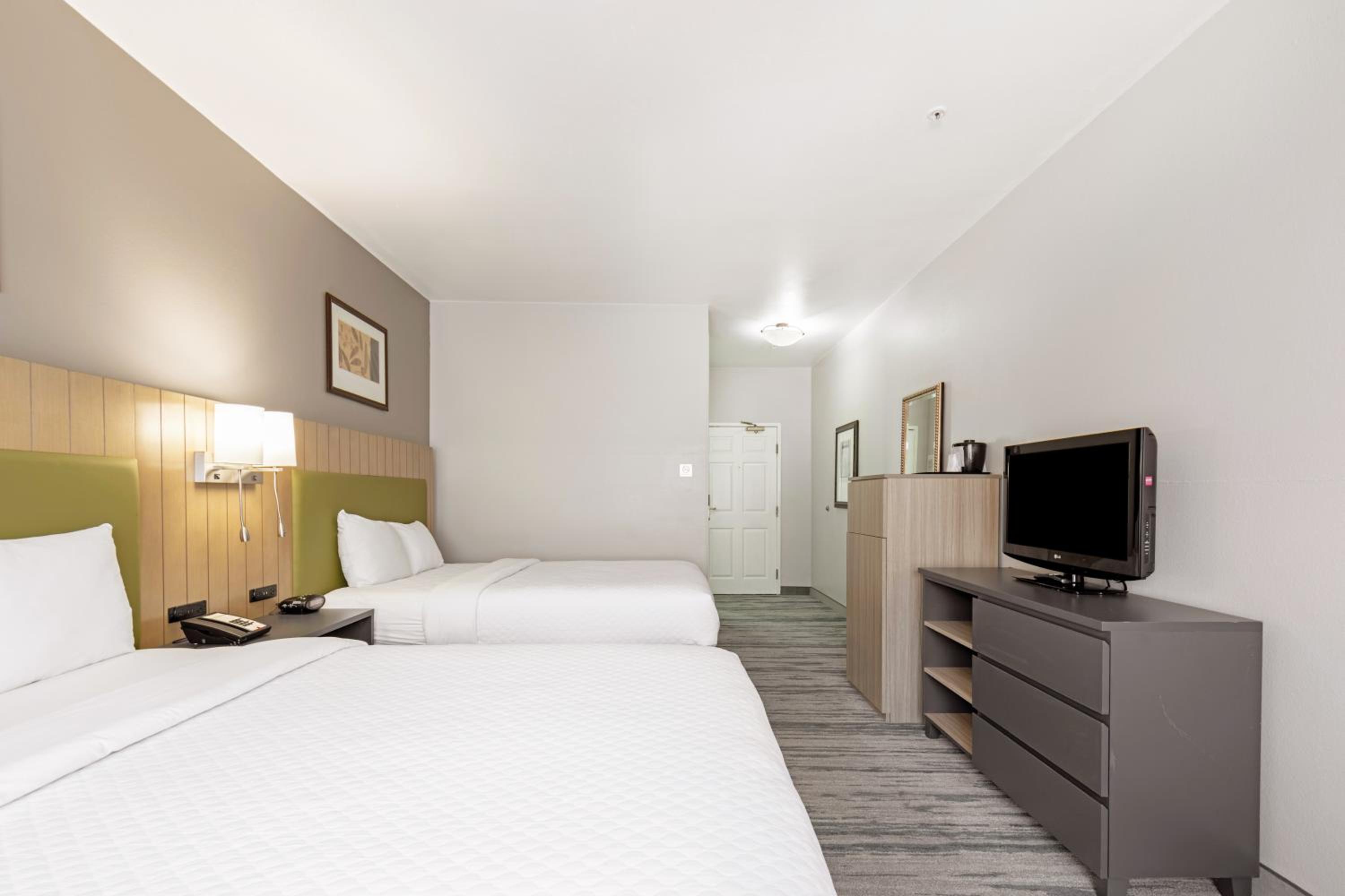 Queen Room with Two Queen Beds - Non-Smoking photo 2