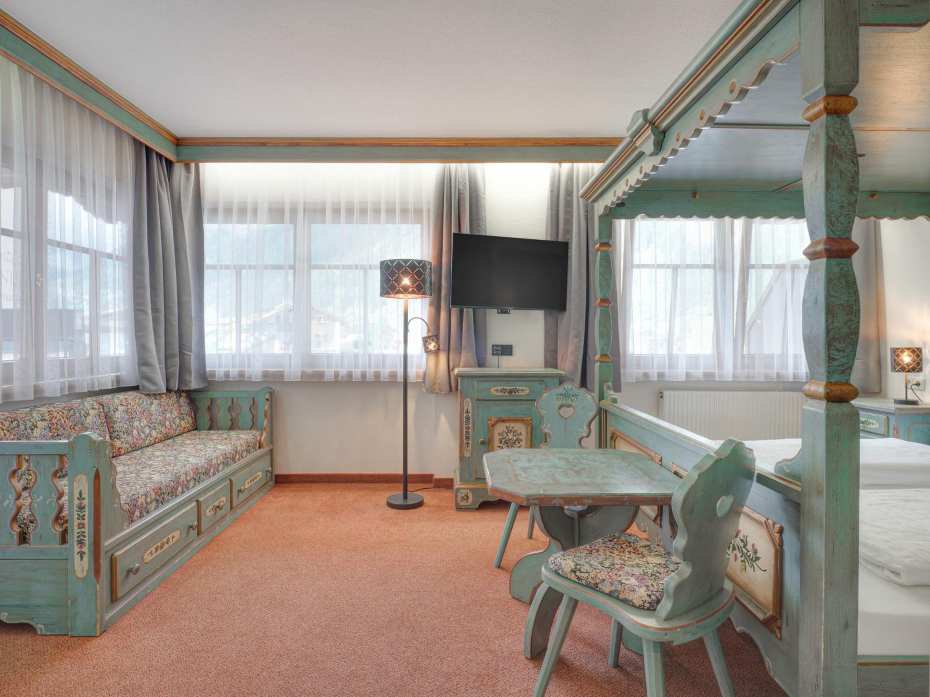 Deluxe Double Room with Balcony - Photo 6